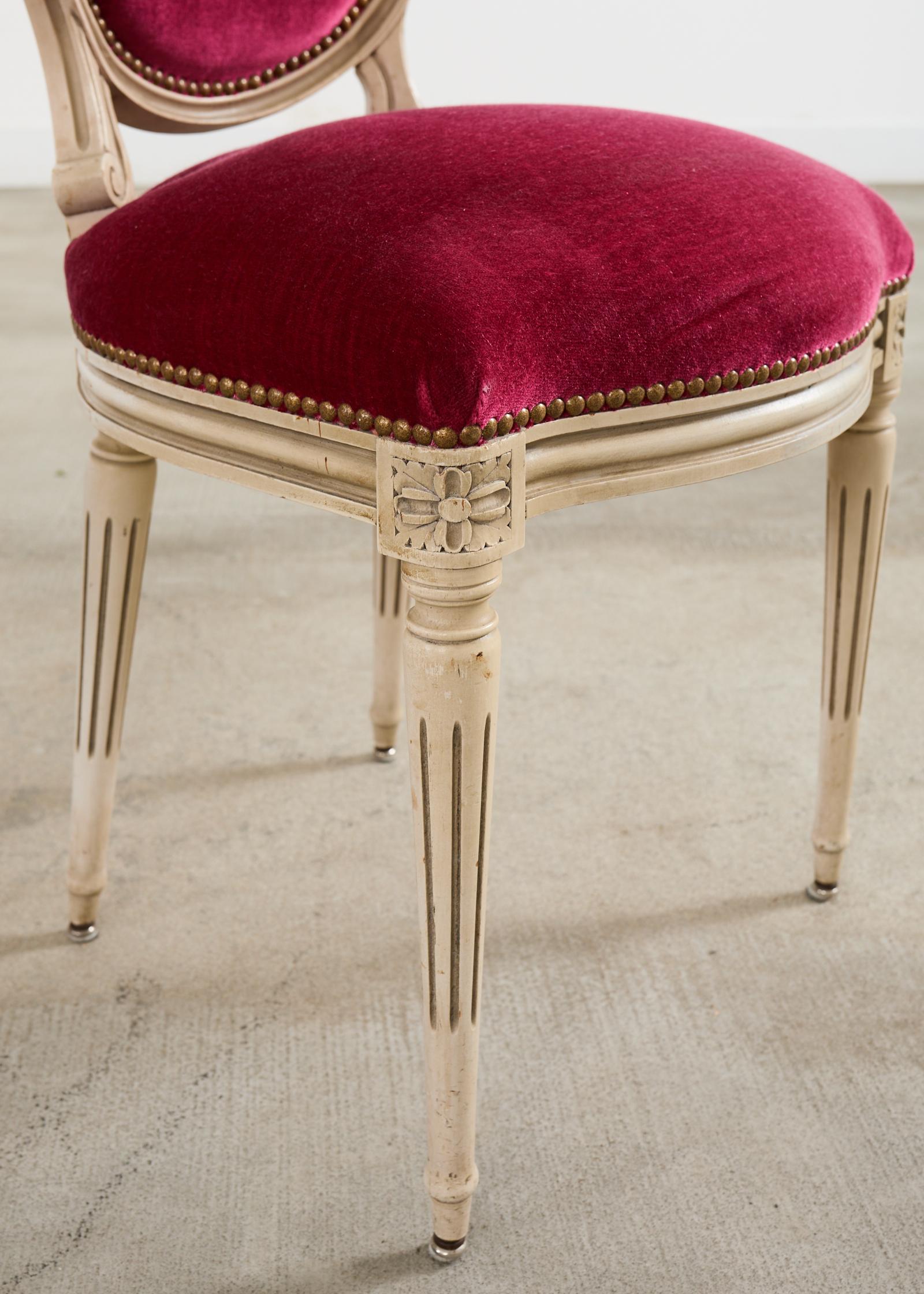 Satz von zwölf bemalten französischen Esszimmerstühlen im Louis-XVI-Stil im Angebot 2