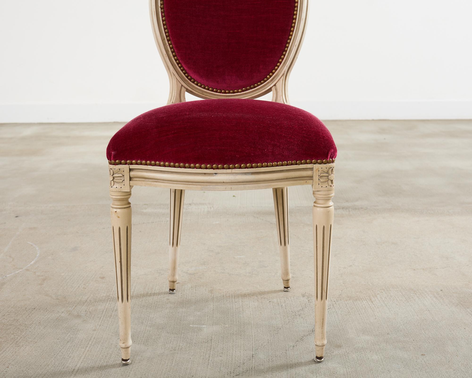 Satz von zwölf bemalten französischen Esszimmerstühlen im Louis-XVI-Stil im Angebot 9