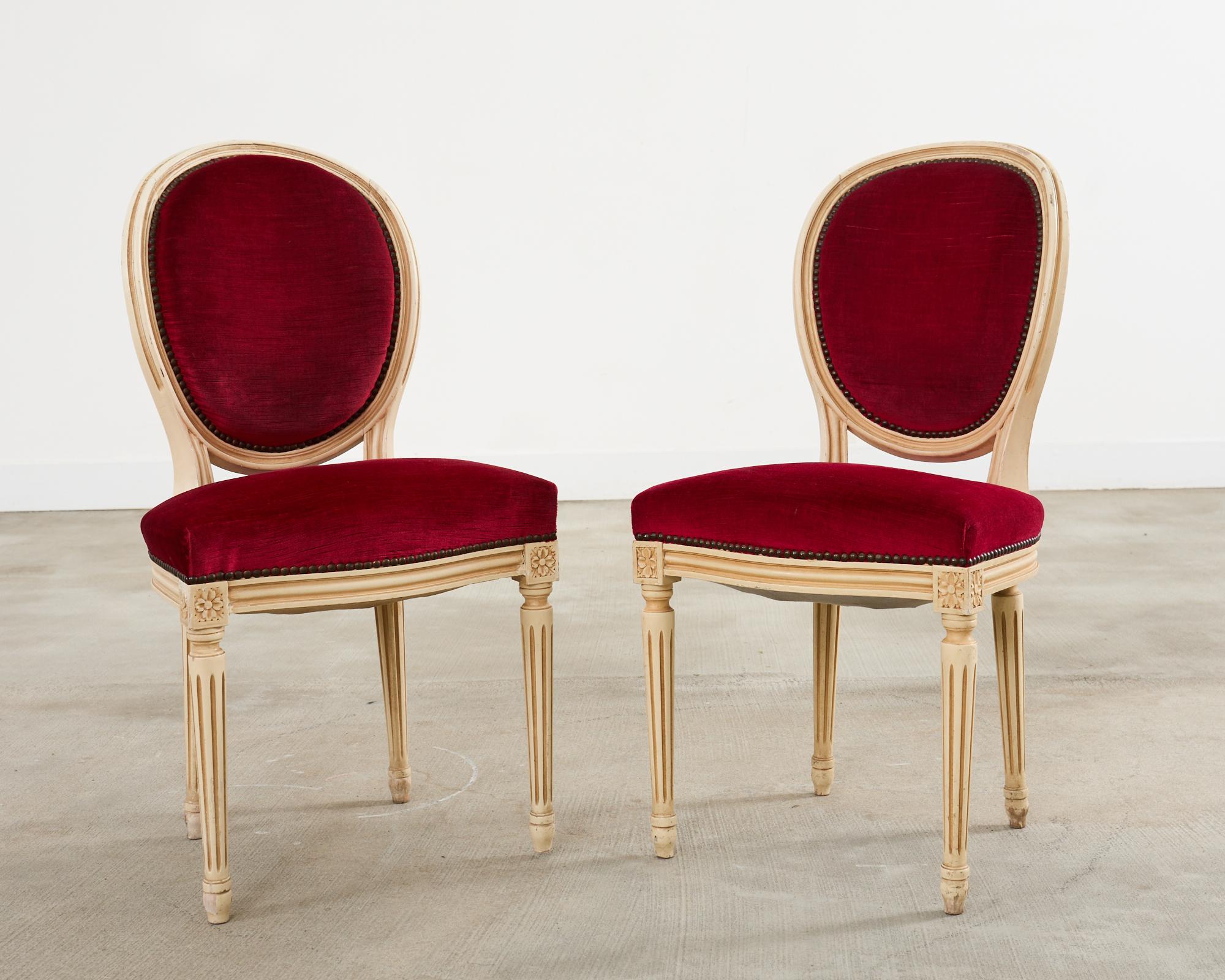 Satz von zwölf bemalten französischen Esszimmerstühlen im Louis-XVI-Stil im Angebot 11