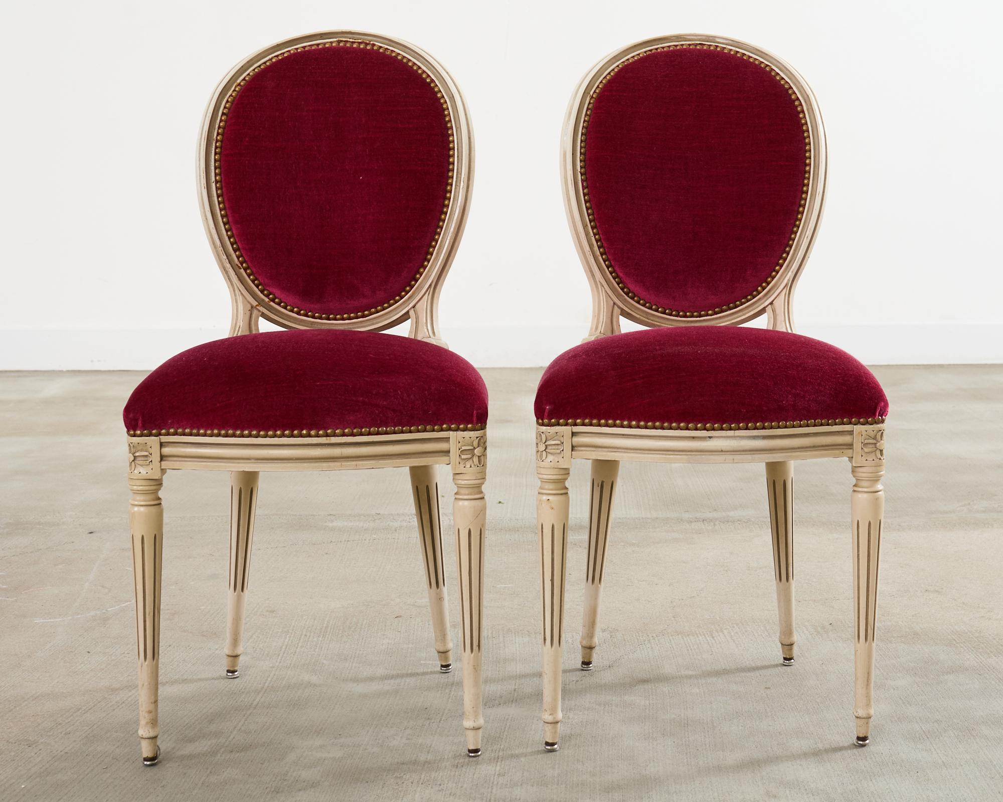 Satz von zwölf bemalten französischen Esszimmerstühlen im Louis-XVI-Stil (Europäisch) im Angebot