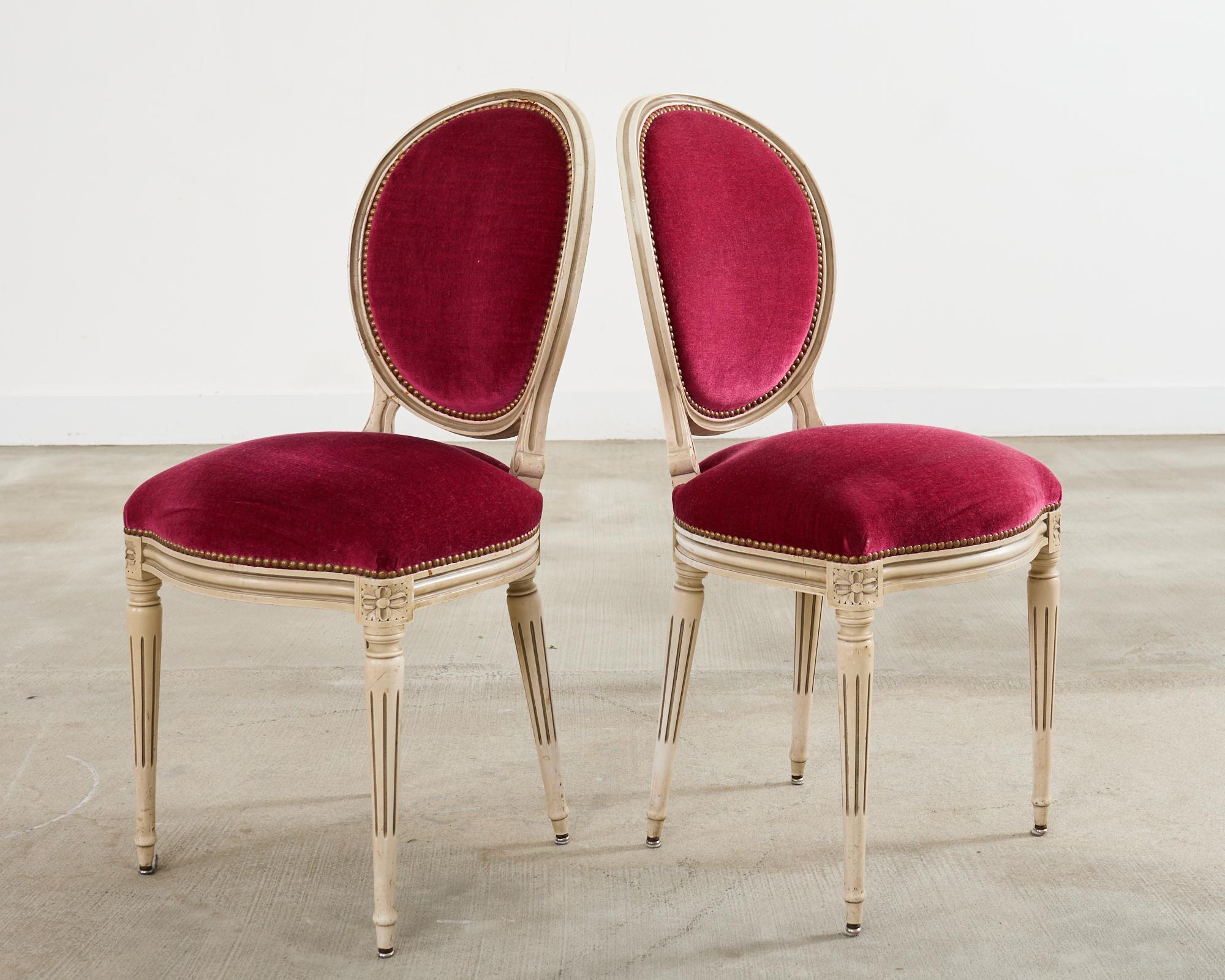 Satz von zwölf bemalten französischen Esszimmerstühlen im Louis-XVI-Stil (Handgefertigt) im Angebot
