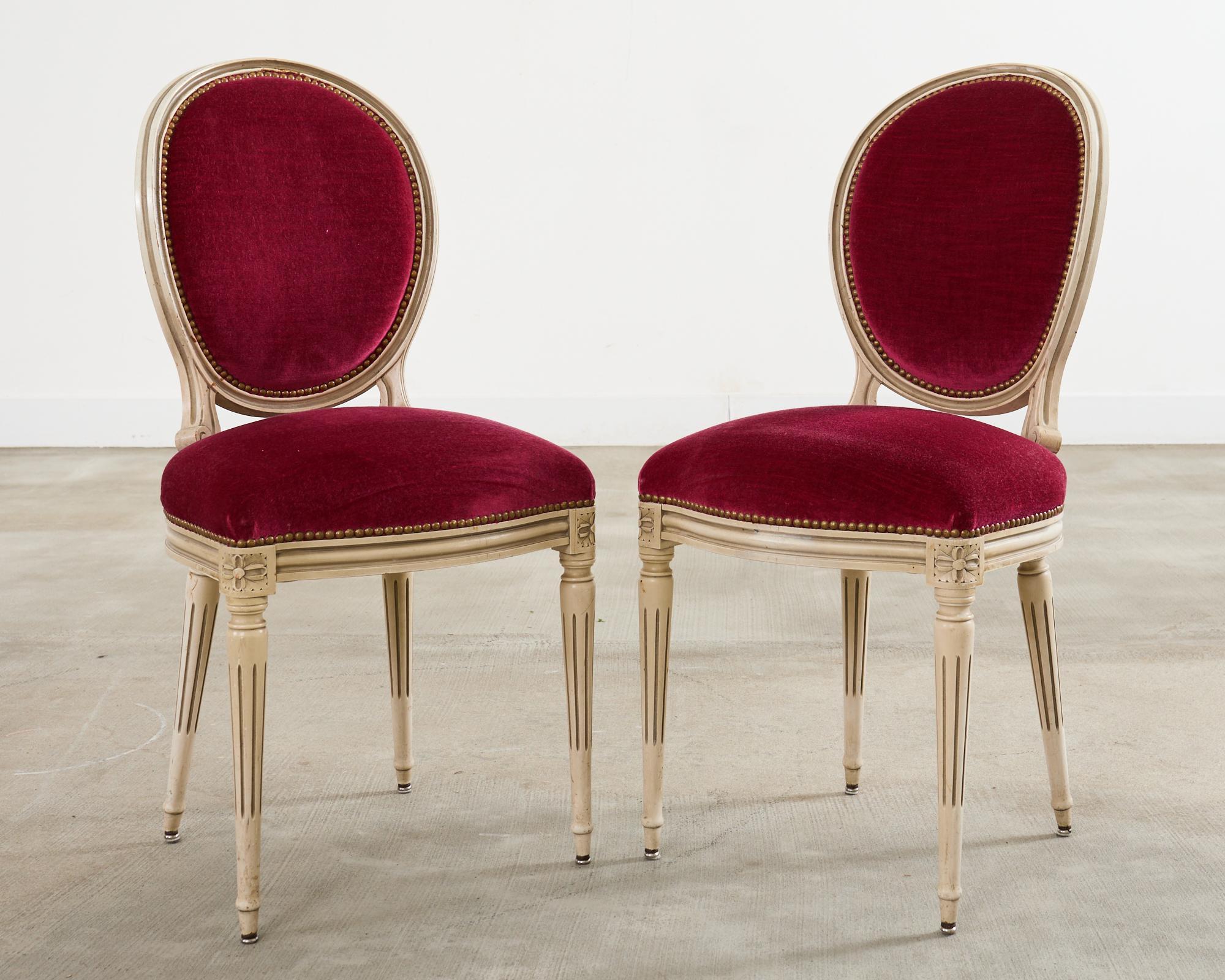 Satz von zwölf bemalten französischen Esszimmerstühlen im Louis-XVI-Stil (20. Jahrhundert) im Angebot