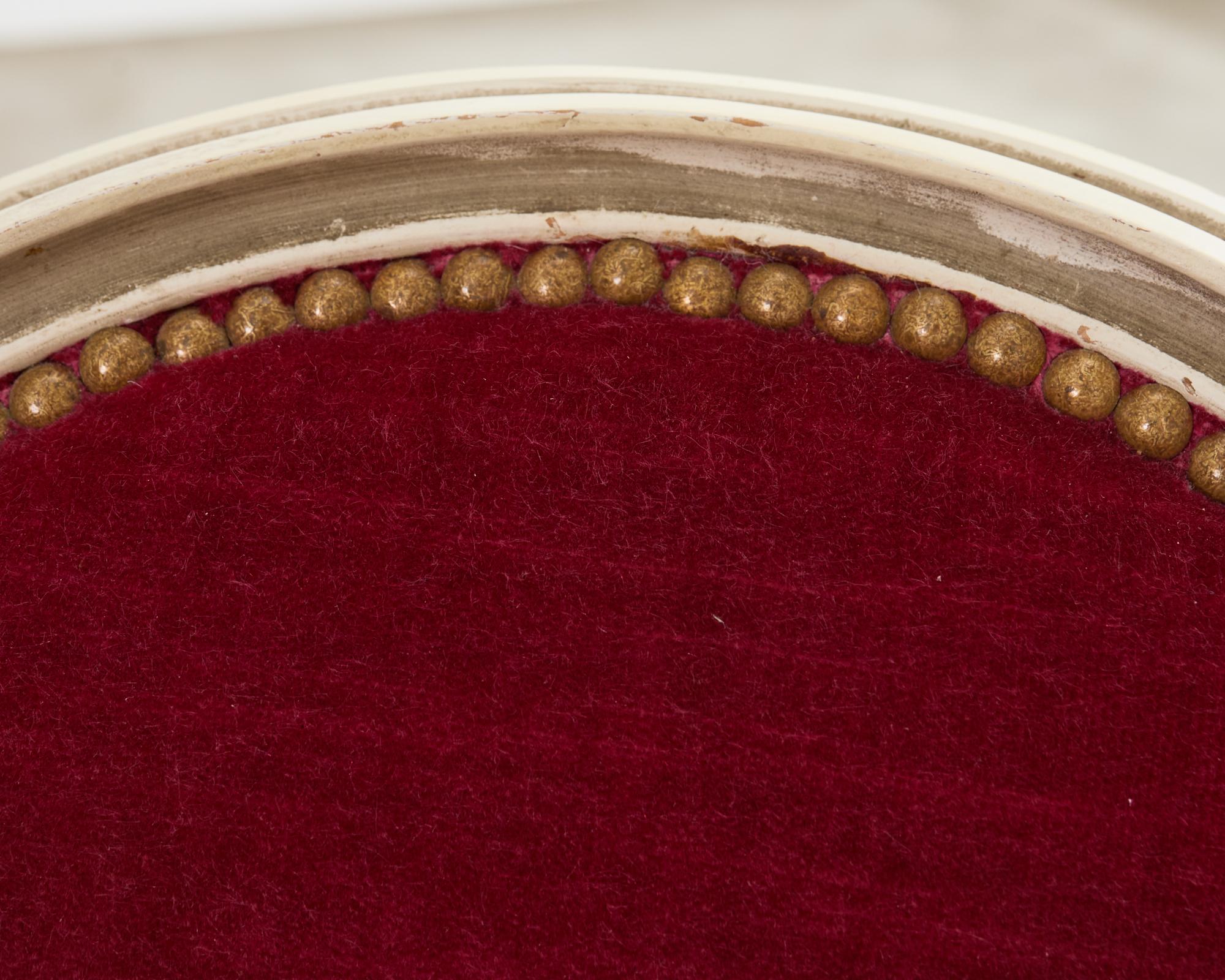 Satz von zwölf bemalten französischen Esszimmerstühlen im Louis-XVI-Stil (Messing) im Angebot