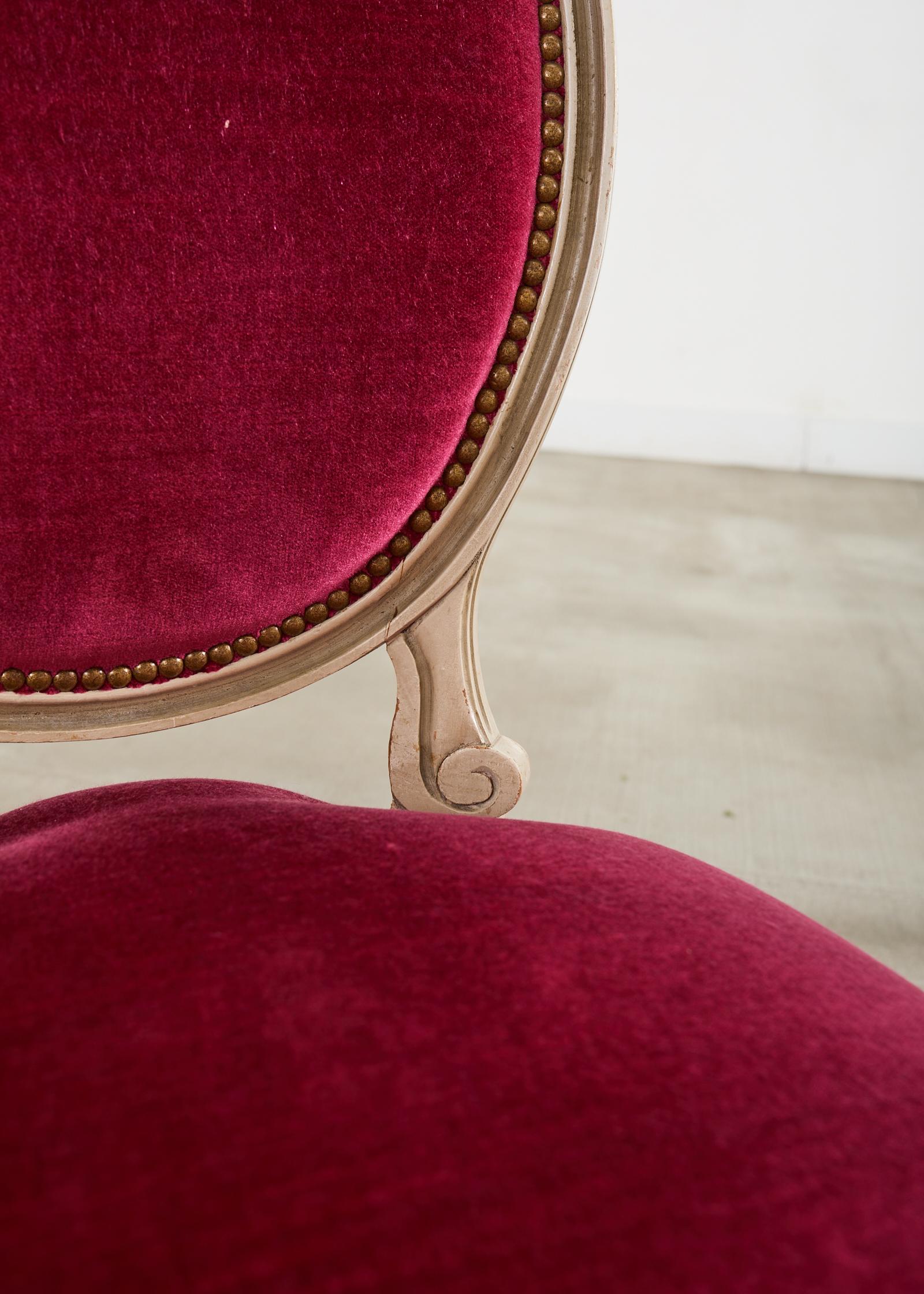 Satz von zwölf bemalten französischen Esszimmerstühlen im Louis-XVI-Stil im Angebot 1