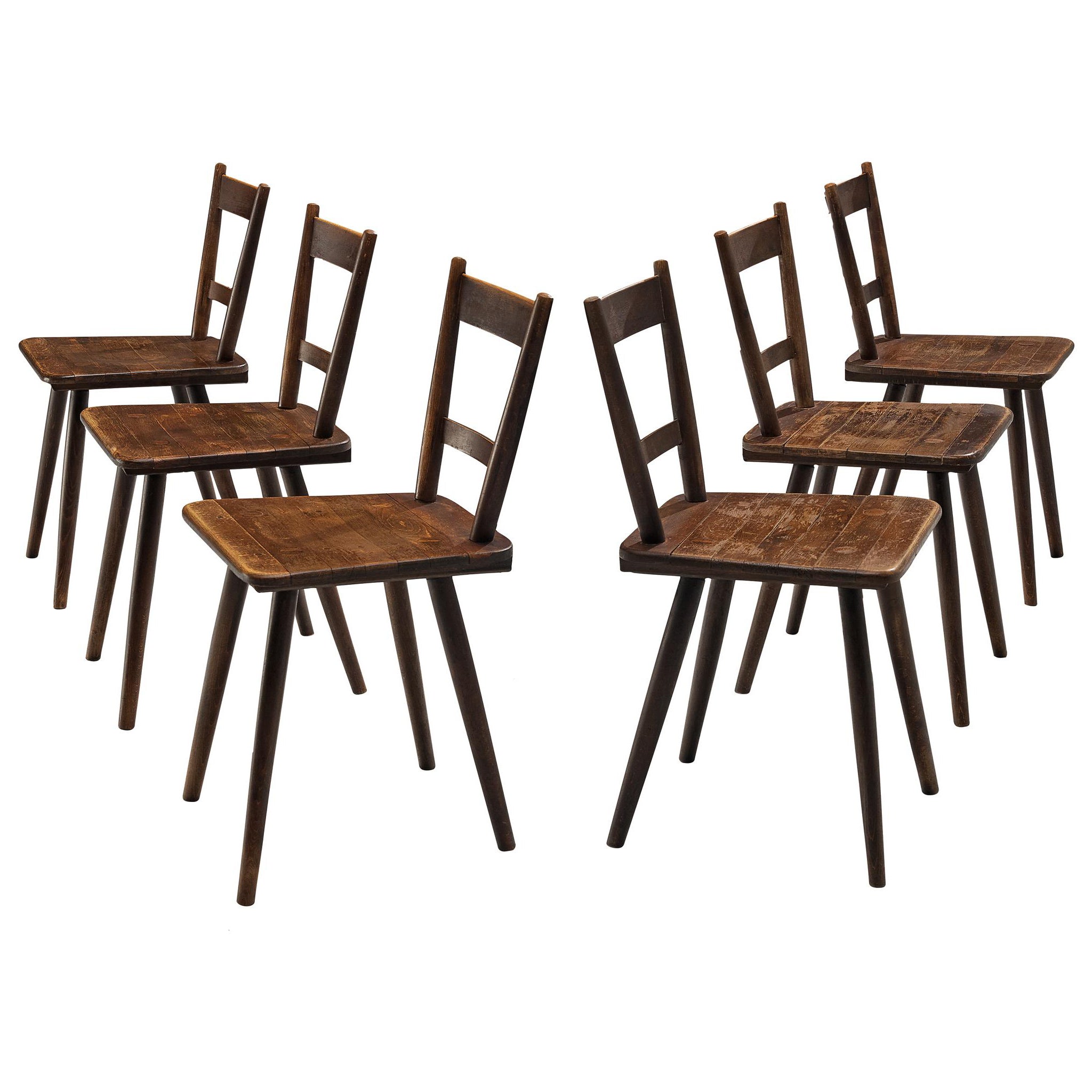 Conjunto de doce sillas de comedor pastorales francesas de madera teñida en venta