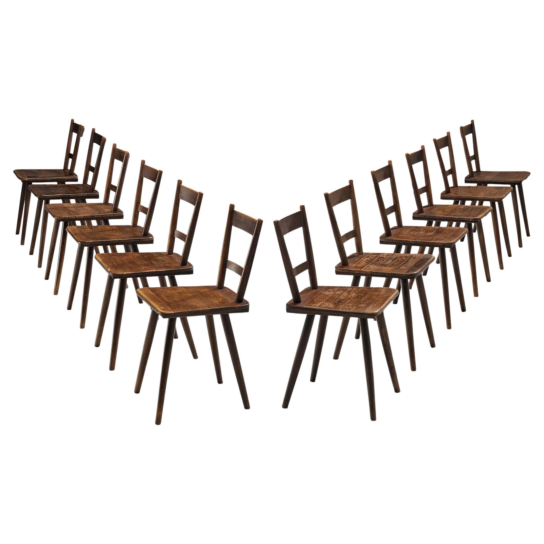 Satz von zwölf französischen pastoralen Esszimmerstühlen aus gebeiztem Holz