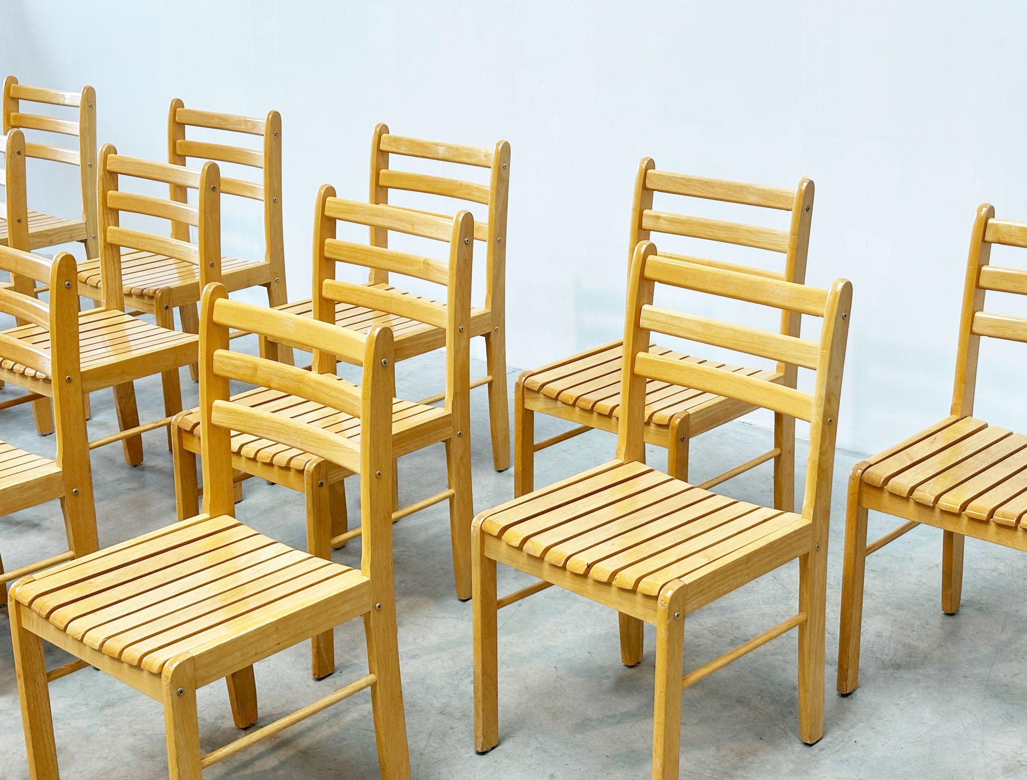 set di dodici sedie da pranzo in pino
Sedie da pranzo Eleg in pino e rattan

Che bel set di sedie da pranzo. Si tratta di sedie da pranzo realizzate probabilmente negli anni '1980 in Francia. Le sedie presentano evidenti influenze dei designer