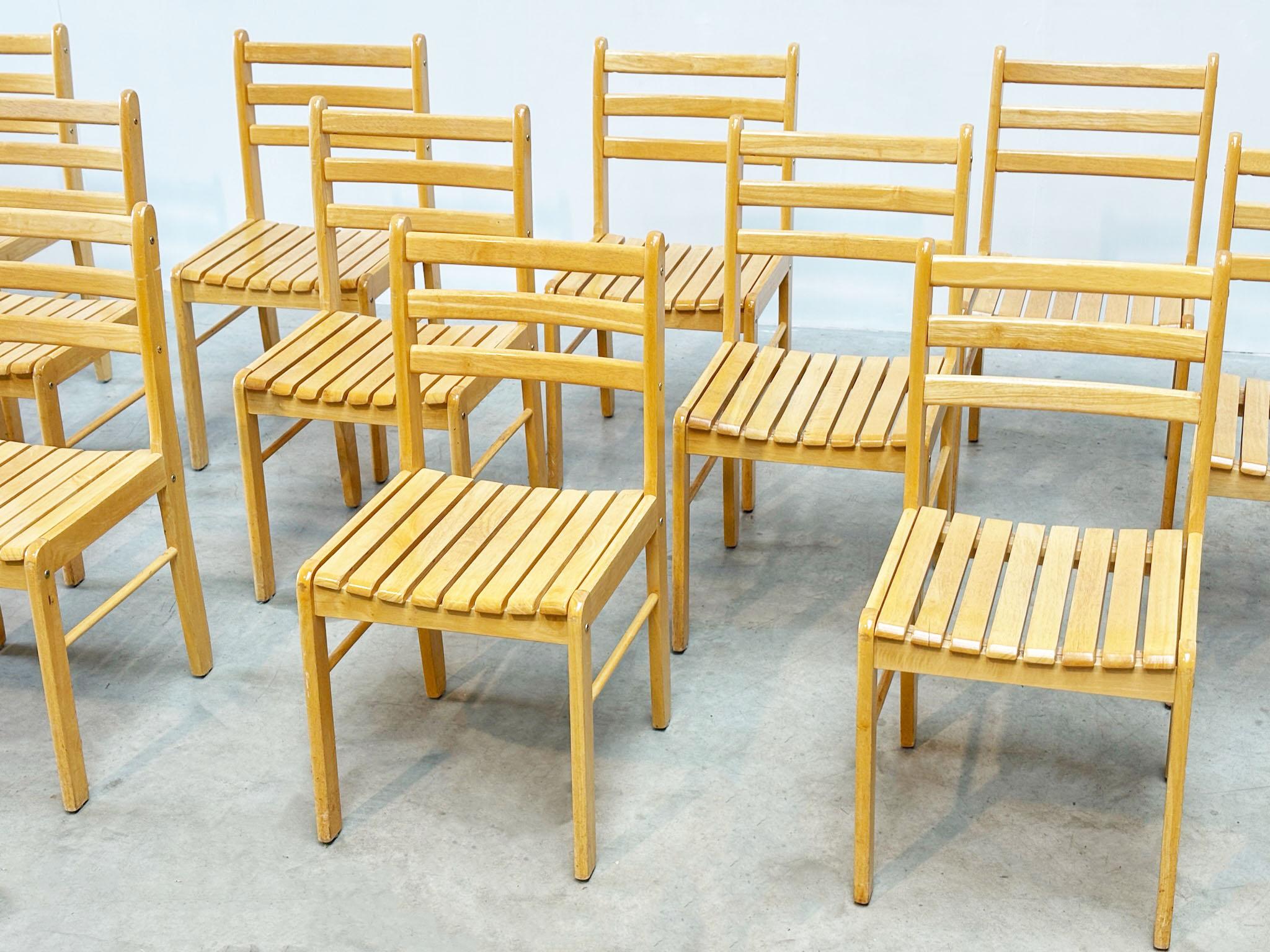 set di dodici sedie da pranzo in pino francese in vendita 1