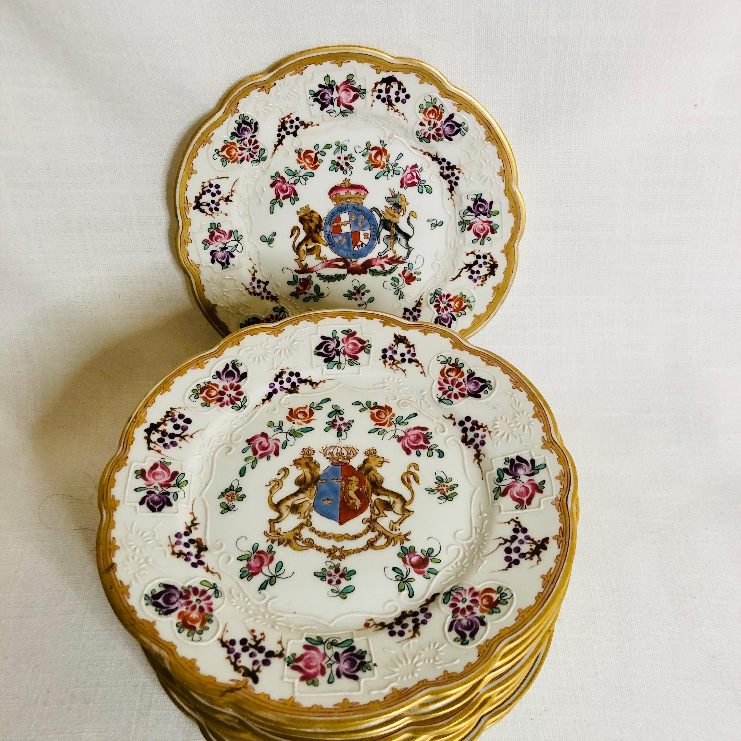 Fin du XIXe siècle Ensemble de douze assiettes à dessert armoriées en porcelaine de Samson française