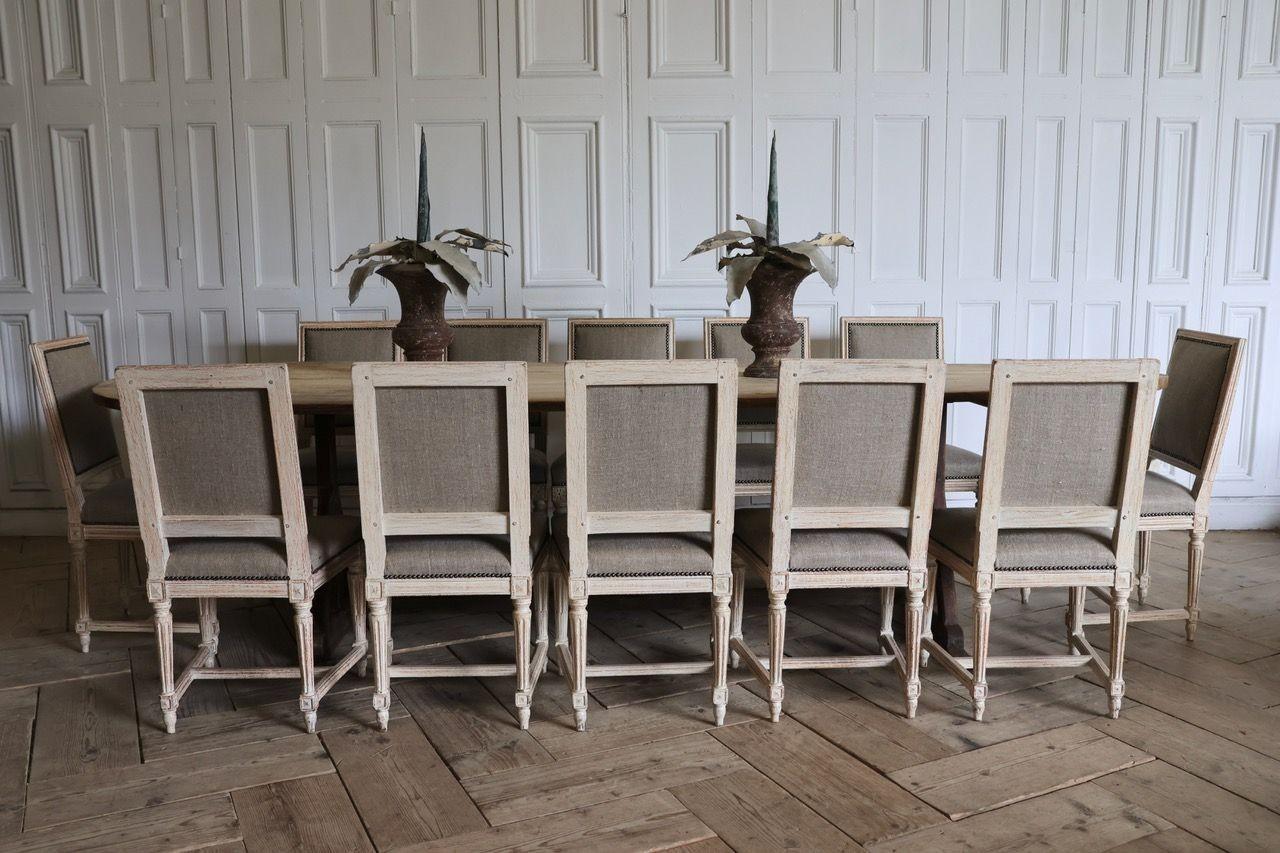 Satz von zwölf französischen Louis-XVI-Stühlen mit quadratischer Rückenlehne in Originalfarbe im Angebot 2