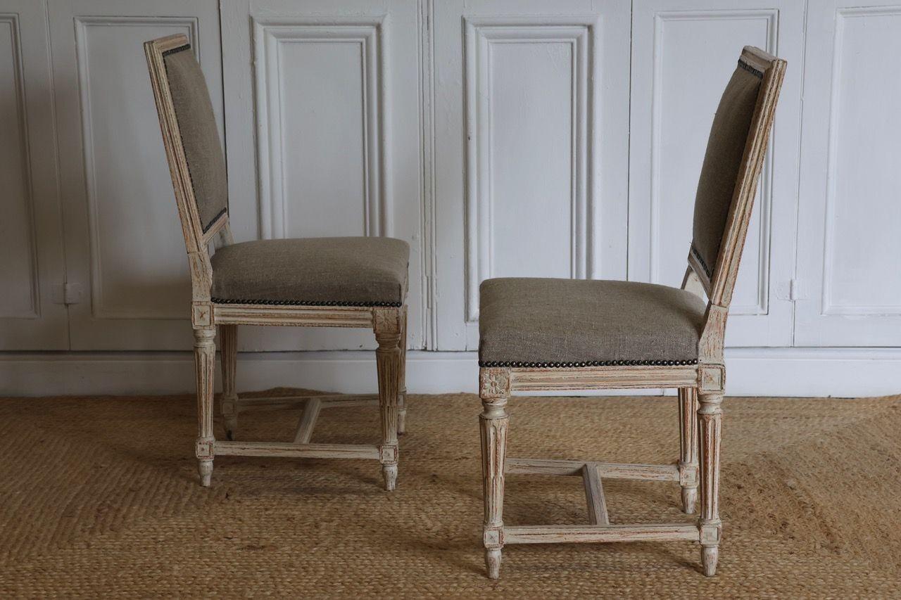 Satz von zwölf französischen Louis-XVI-Stühlen mit quadratischer Rückenlehne in Originalfarbe im Angebot 6