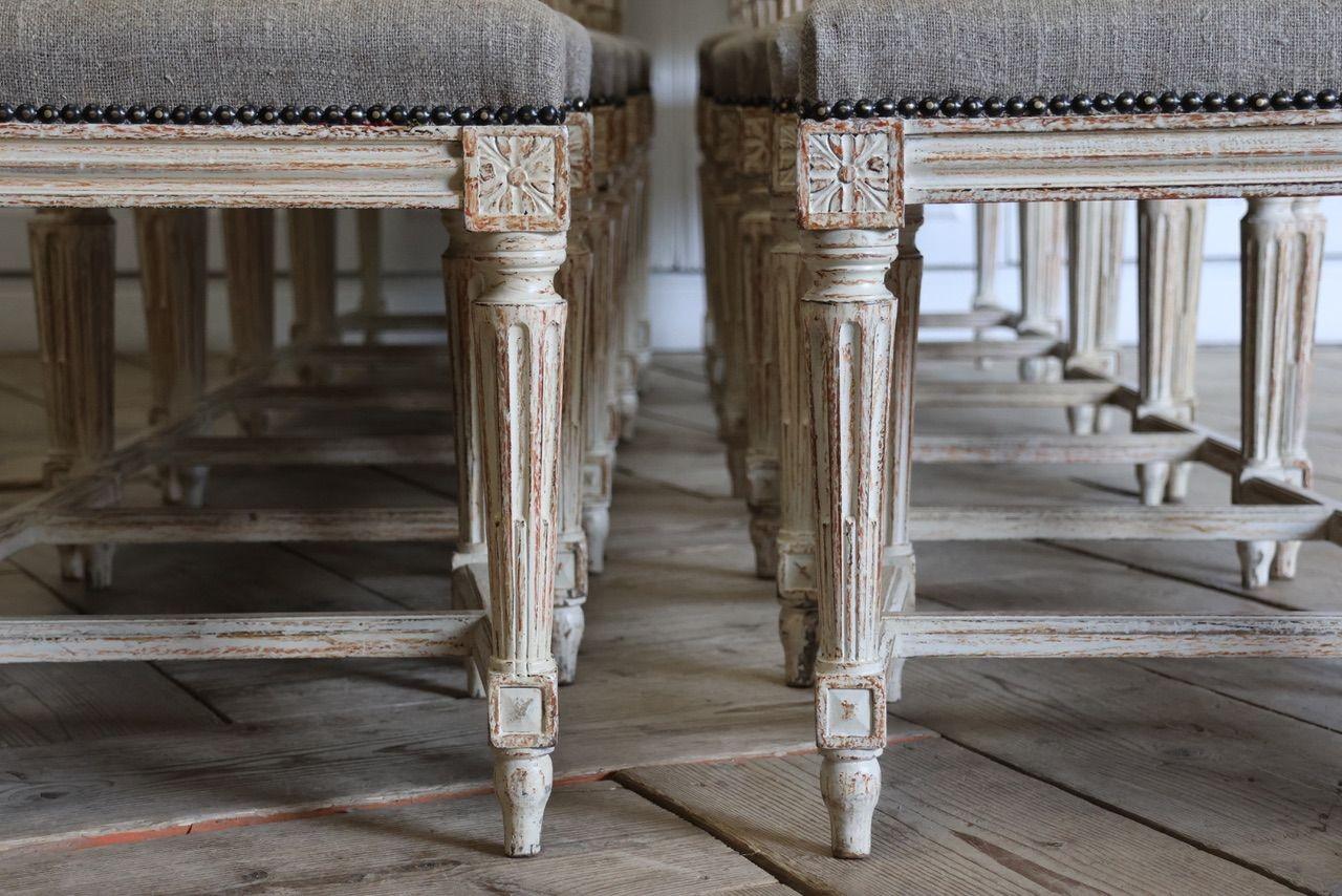 Satz von zwölf französischen Louis-XVI-Stühlen mit quadratischer Rückenlehne in Originalfarbe (Handgeschnitzt) im Angebot