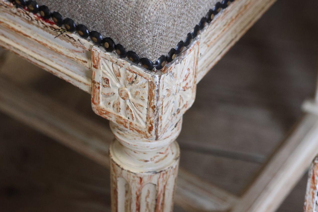 Satz von zwölf französischen Louis-XVI-Stühlen mit quadratischer Rückenlehne in Originalfarbe im Zustand „Hervorragend“ im Angebot in Wichita, KS