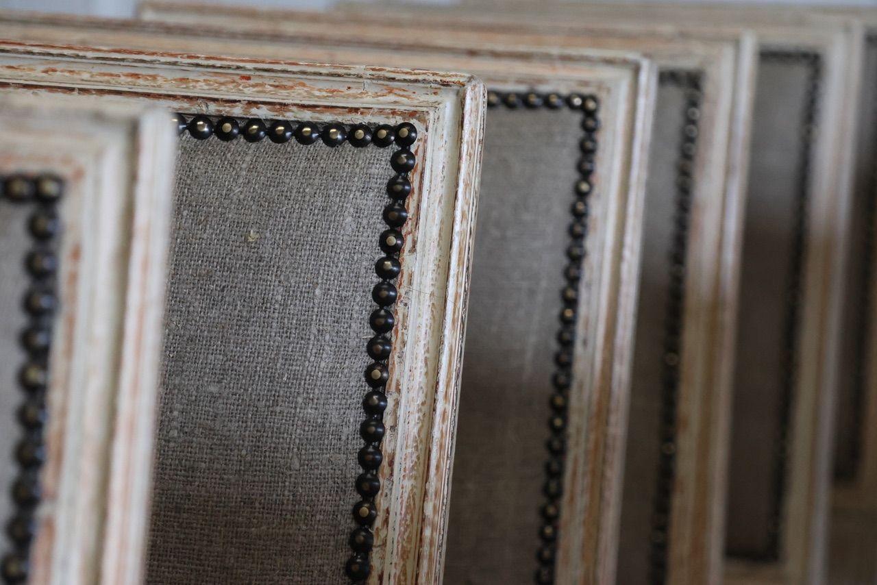 Satz von zwölf französischen Louis-XVI-Stühlen mit quadratischer Rückenlehne in Originalfarbe (20. Jahrhundert) im Angebot