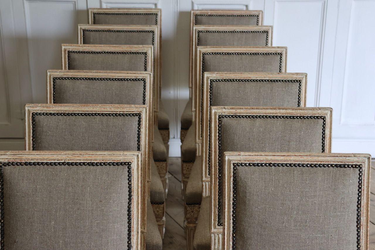 Satz von zwölf französischen Louis-XVI-Stühlen mit quadratischer Rückenlehne in Originalfarbe (Leinen) im Angebot