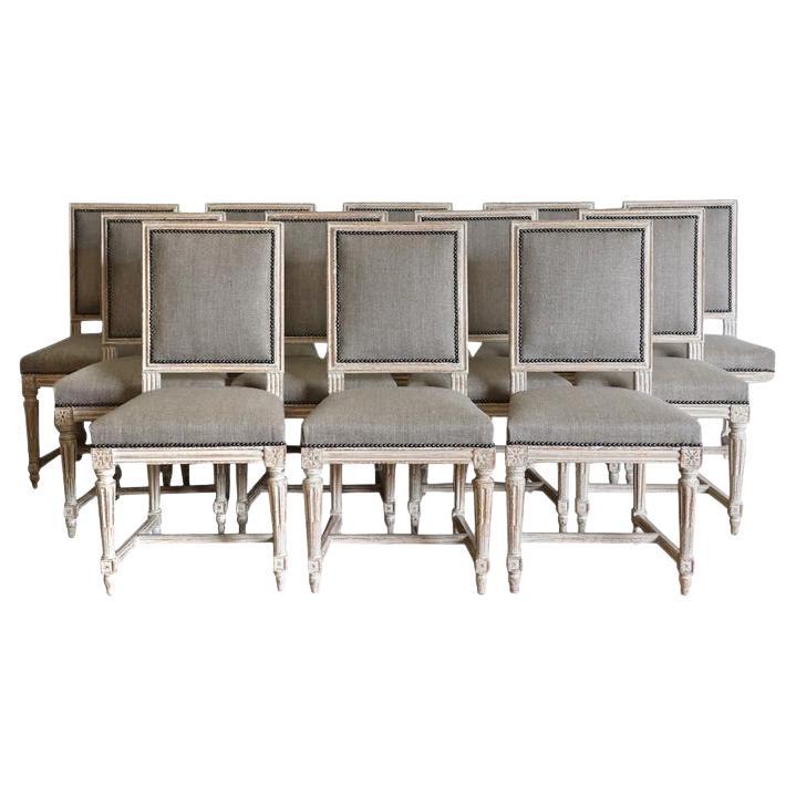 Ensemble de douze chaises françaises à dossier carré de style Louis XVI, peinture d
origine