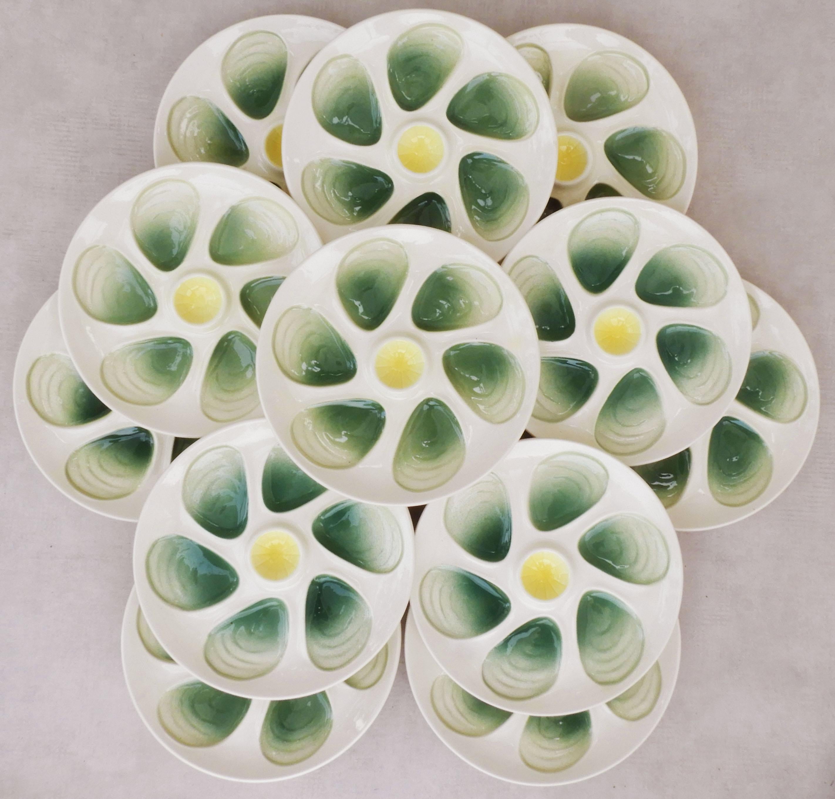 Set von zwölf französischen Vintage-Austerntellern aus Salins, Frankreich, um 1960 (Keramik) im Angebot