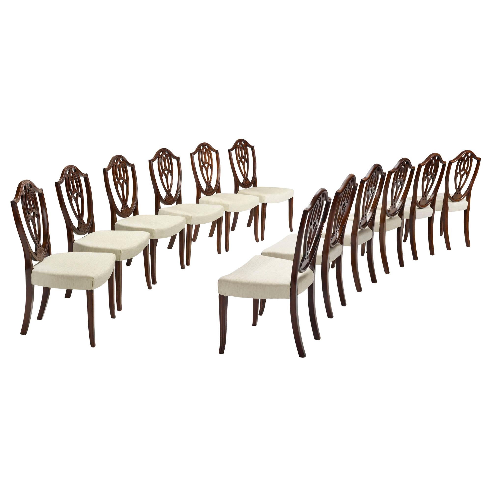Conjunto de doce sillas de comedor con respaldo escudo Jorge III Hepplewhite Inglés en venta
