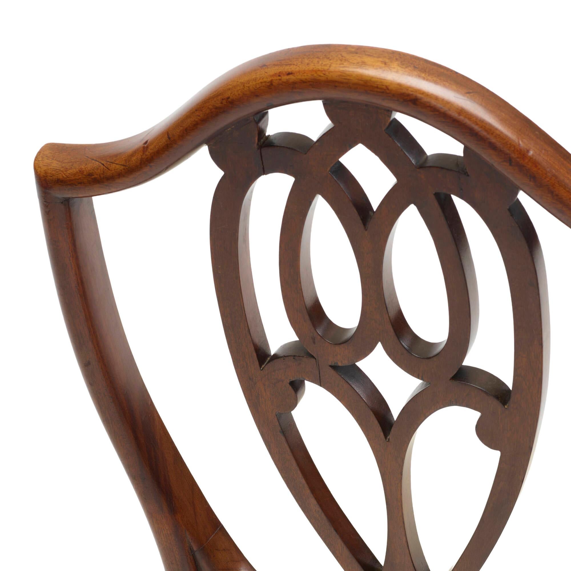 Conjunto de doce sillas de comedor con respaldo escudo Jorge III Hepplewhite en Bueno estado para la venta en Solebury, PA