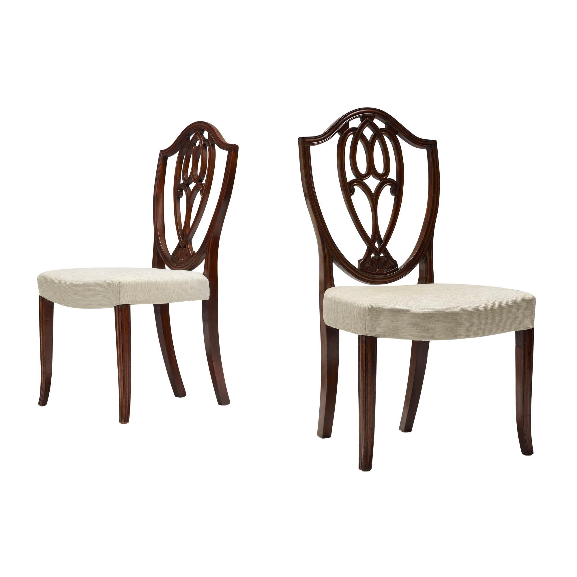 Conjunto de doce sillas de comedor con respaldo escudo Jorge III Hepplewhite siglo XIX en venta