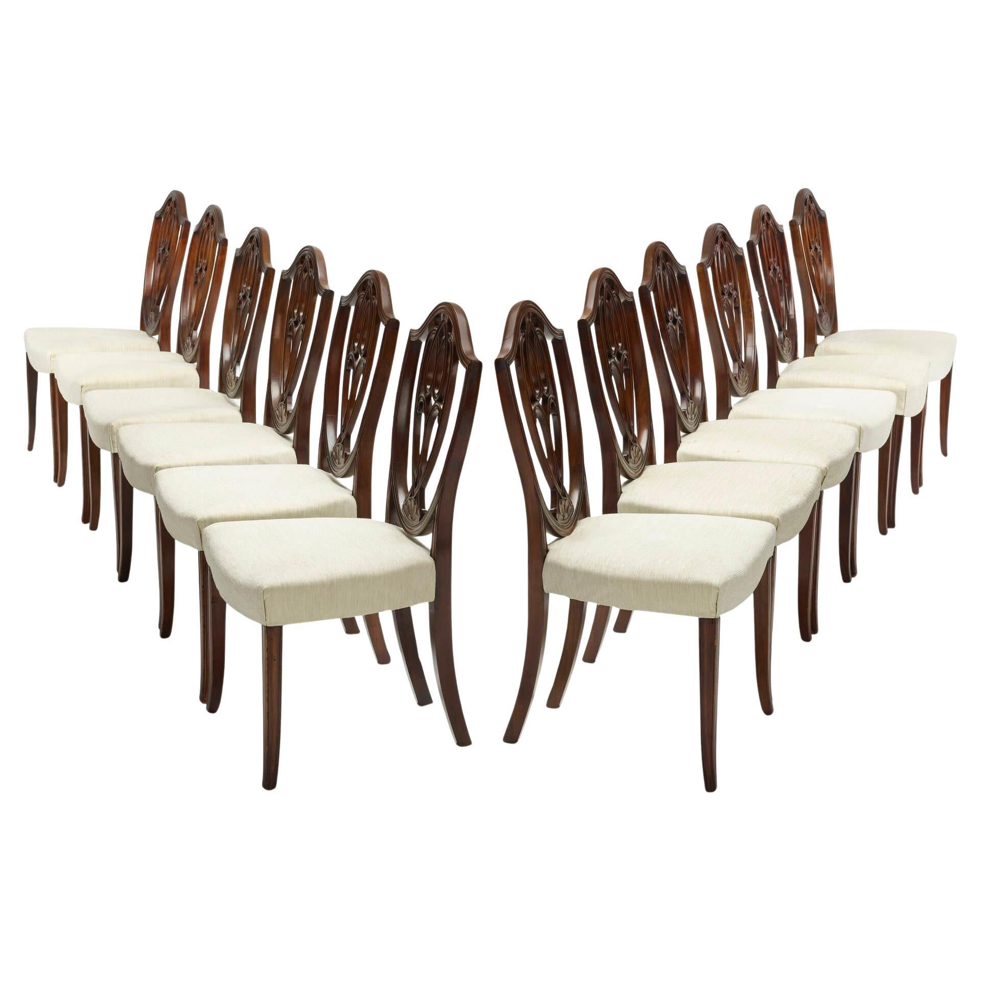 Conjunto de doce sillas de comedor con respaldo escudo Jorge III Hepplewhite