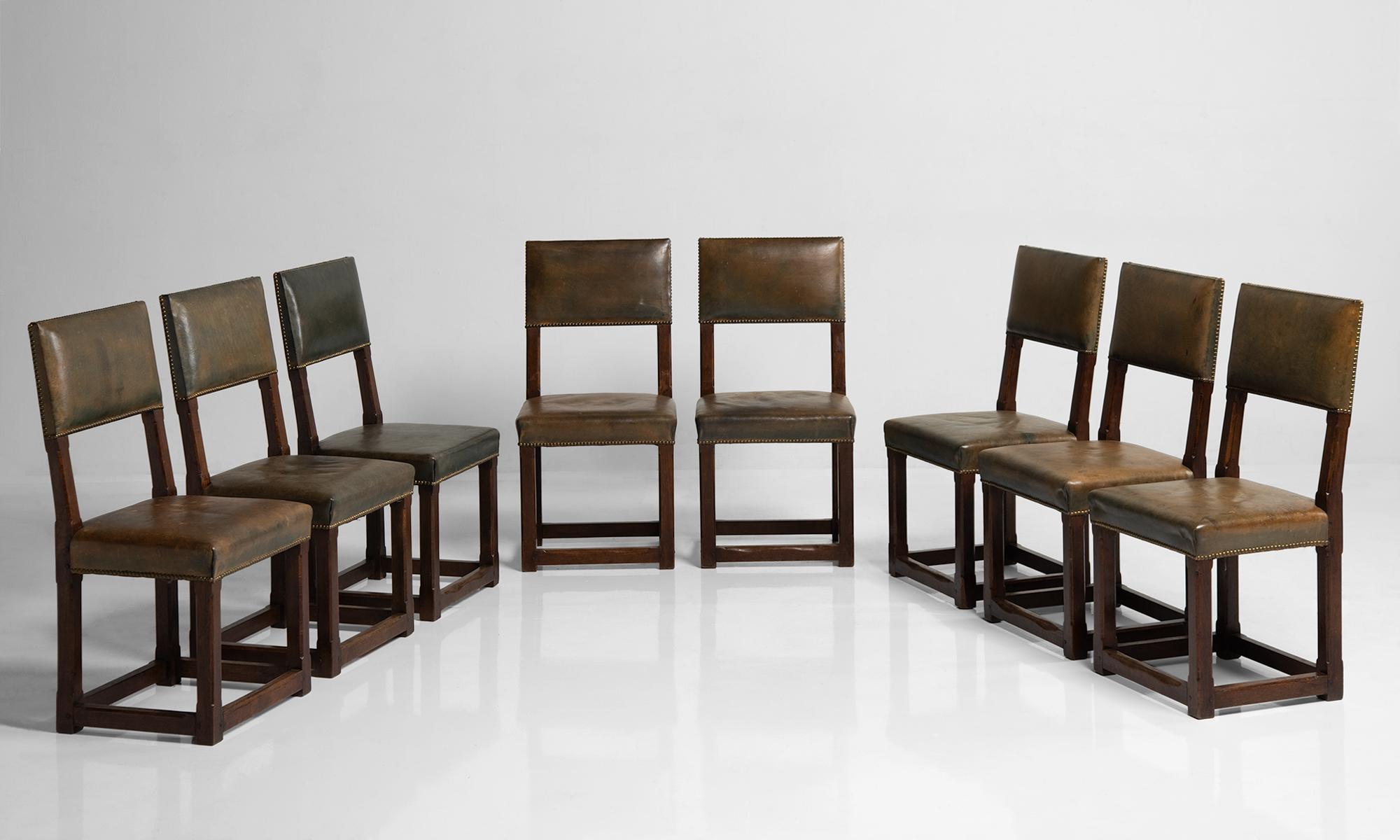 Set of Twelve Gothic Oak and Leather Dining Chairs, England circa 1880 In Good Condition In Culver City, CA