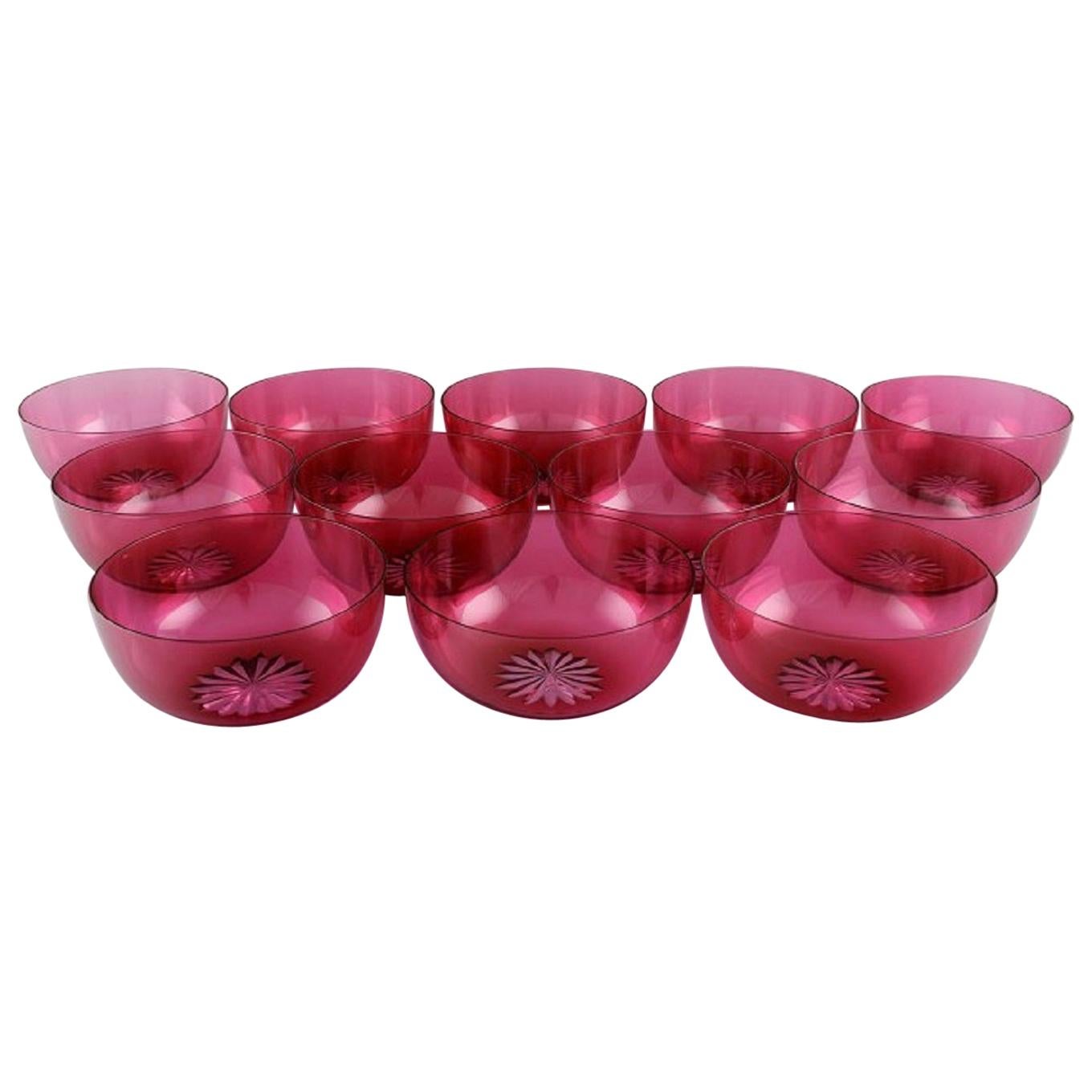 Ensemble de douze bols Holmegaard en verre d'art rose, design danois, milieu du 20e siècle en vente