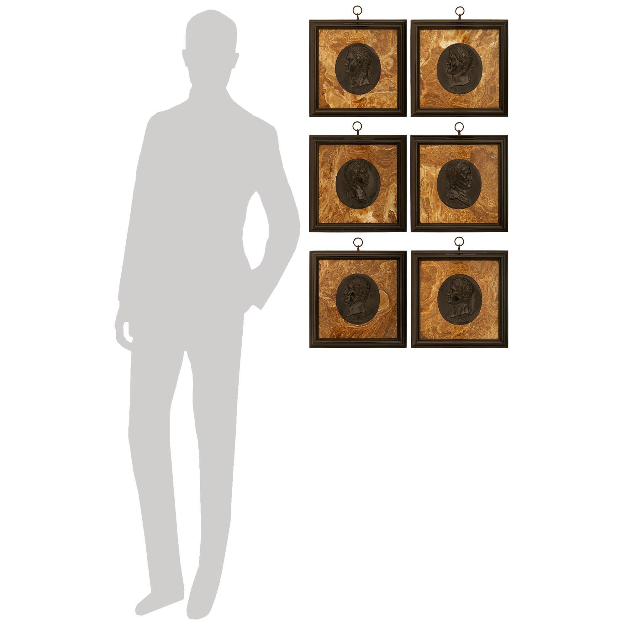 Un ensemble impressionnant de douze plaques néoclassiques italiennes du 19e siècle, en bronze, albâtre et marbre noir de Belgique, représentant des empereurs romains. Bronze, albâtre et marbre noir de Belgique représentant des empereurs romains.