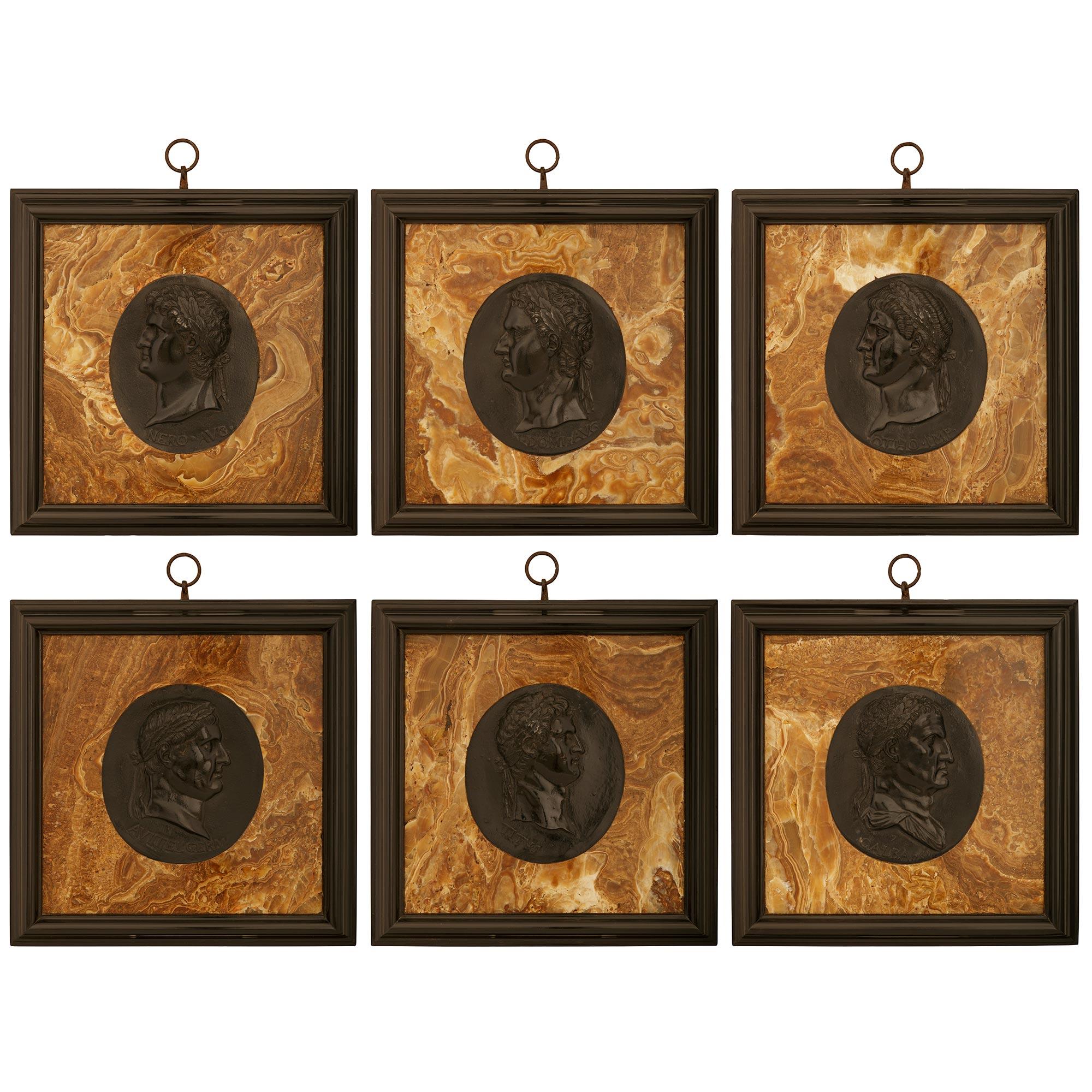 Néoclassique Ensemble de douze plaques de style néo-classique italien du 19e siècle représentant des empereurs romains en vente