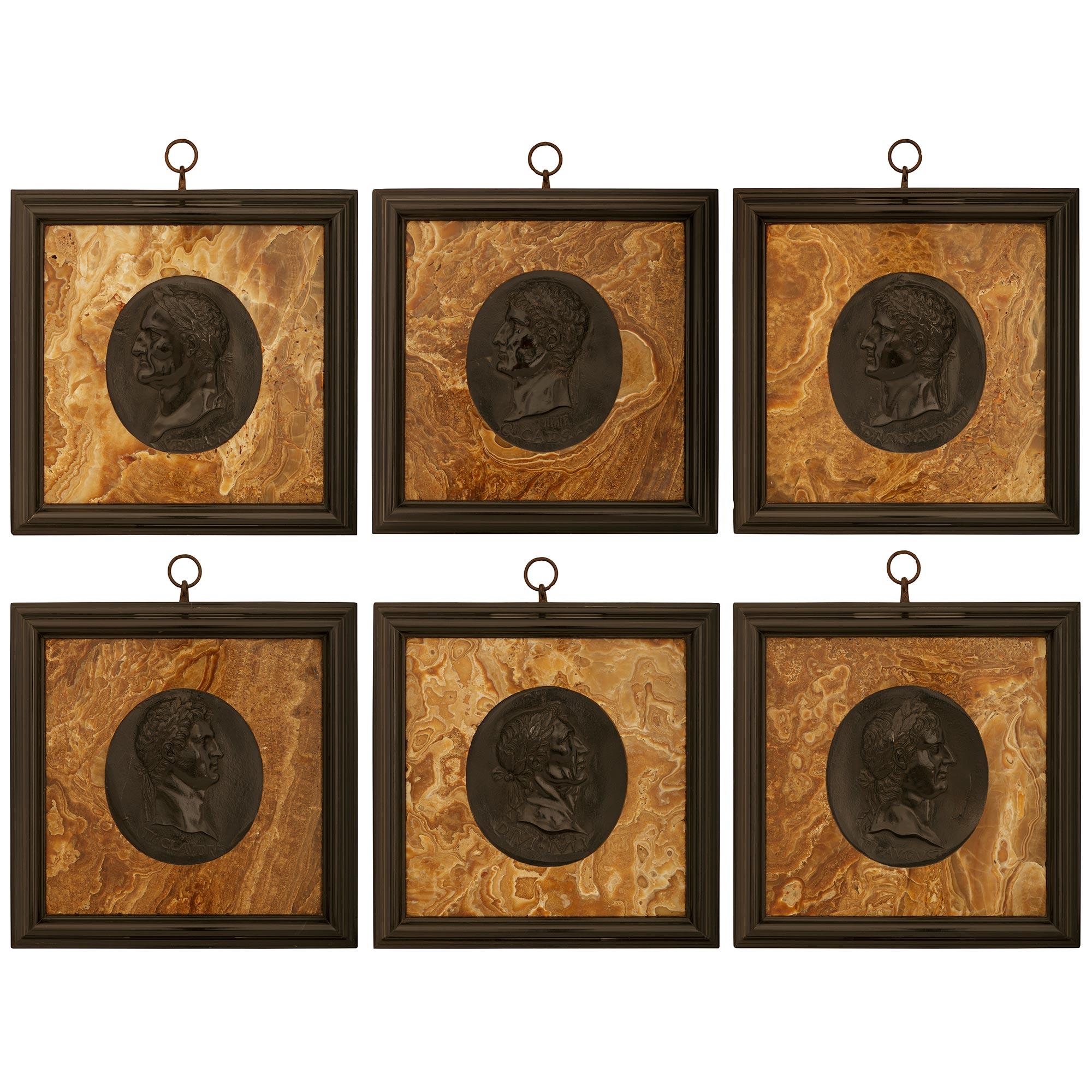 Ensemble de douze plaques de style néo-classique italien du 19e siècle représentant des empereurs romains Bon état - En vente à West Palm Beach, FL