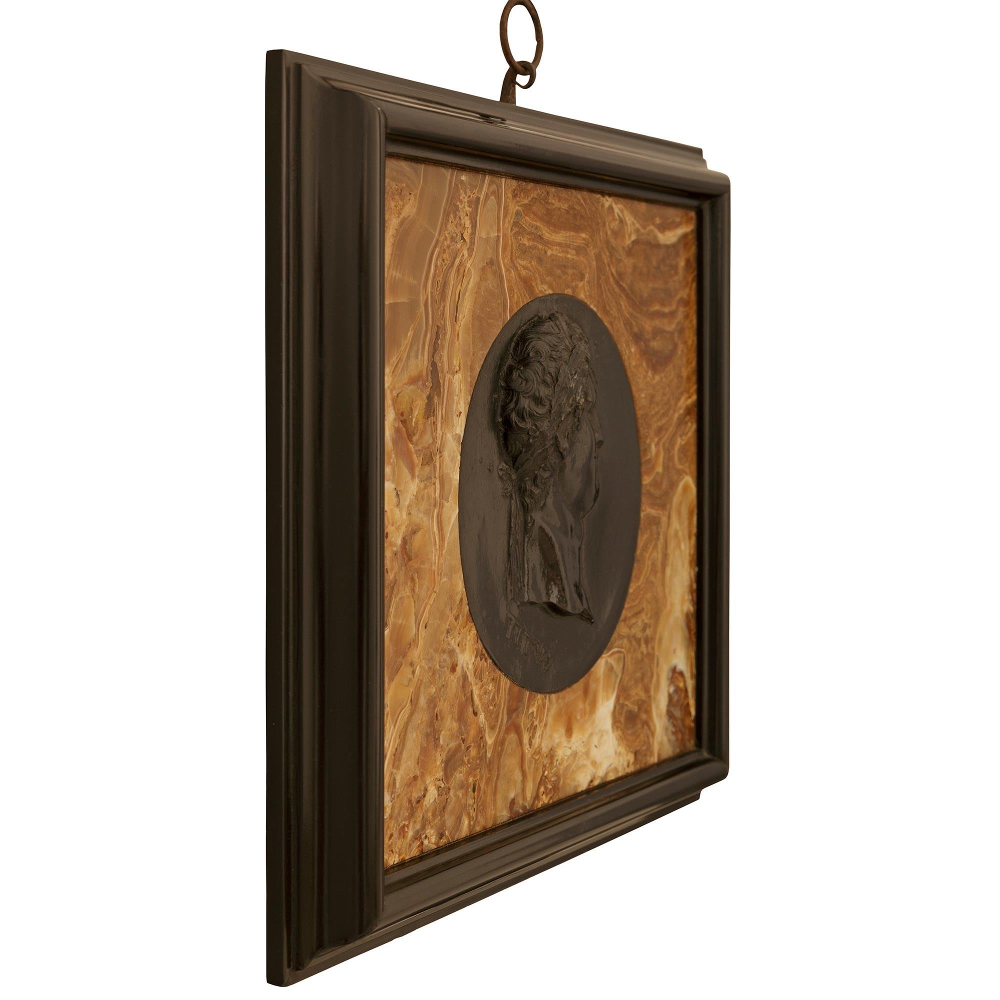 XIXe siècle Ensemble de douze plaques de style néo-classique italien du 19e siècle représentant des empereurs romains en vente