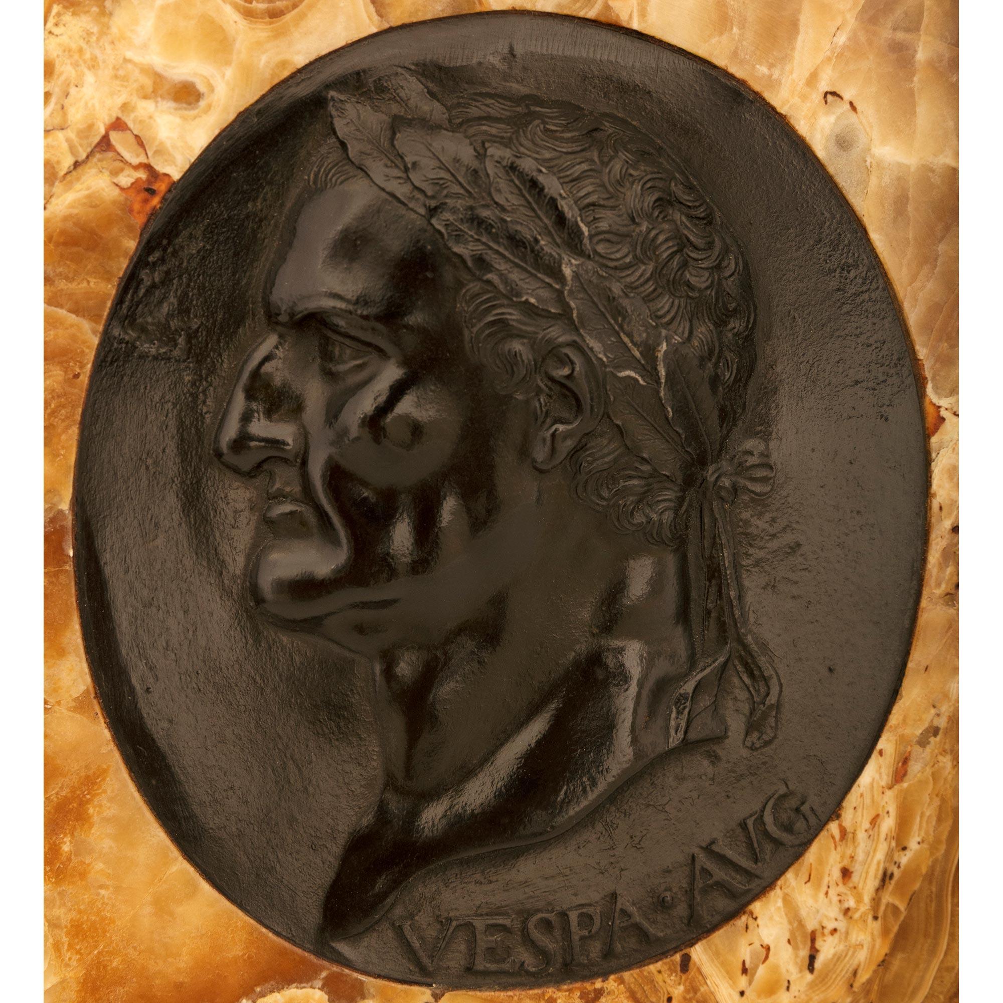 Ensemble de douze plaques de style néo-classique italien du 19e siècle représentant des empereurs romains en vente 1