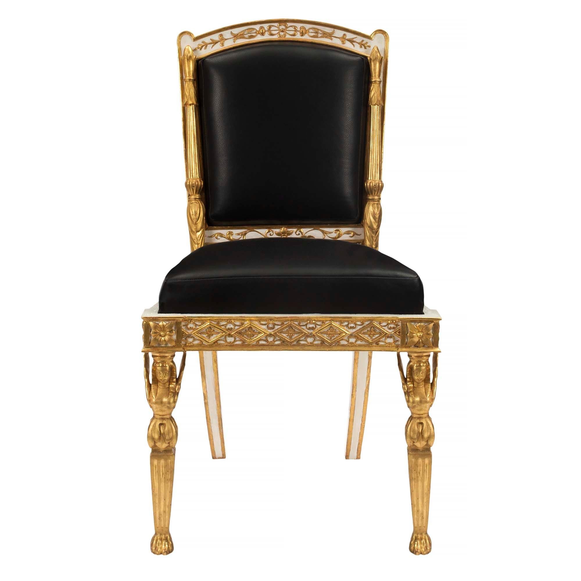 Ein spektakuläres und hochwertiges komplettes Set von zwölf italienischen neoklassizistischen Stühlen aus patiniertem und vergoldetem Holz des 19. Jeder Stuhl steht auf hübschen, vergoldeten Tatzenfüßen unter quadratischen, konisch zulaufenden,