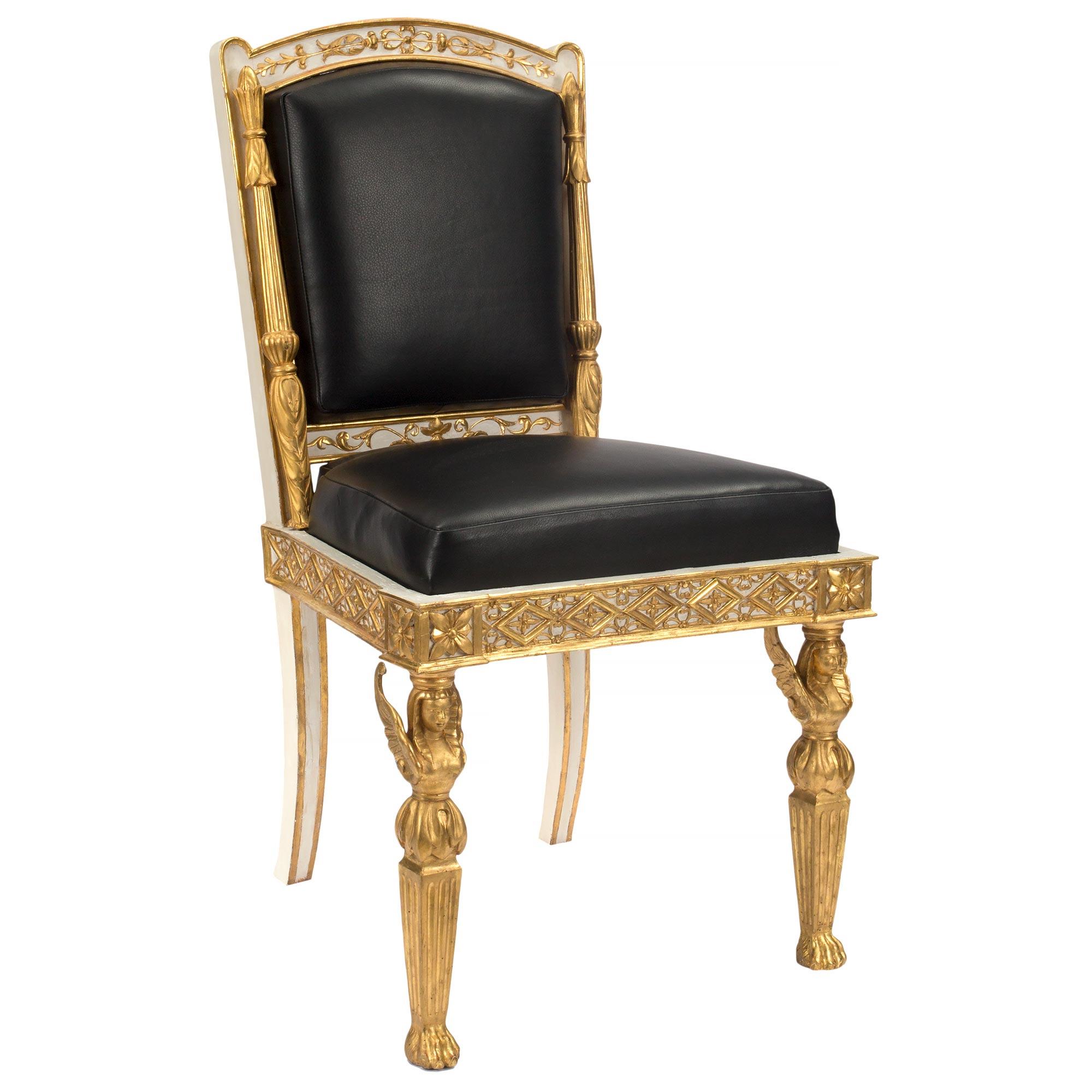 Satz von zwölf italienischen Esszimmerstühlen im neoklassischen Stil des 19. Jahrhunderts (Neoklassisch) im Angebot