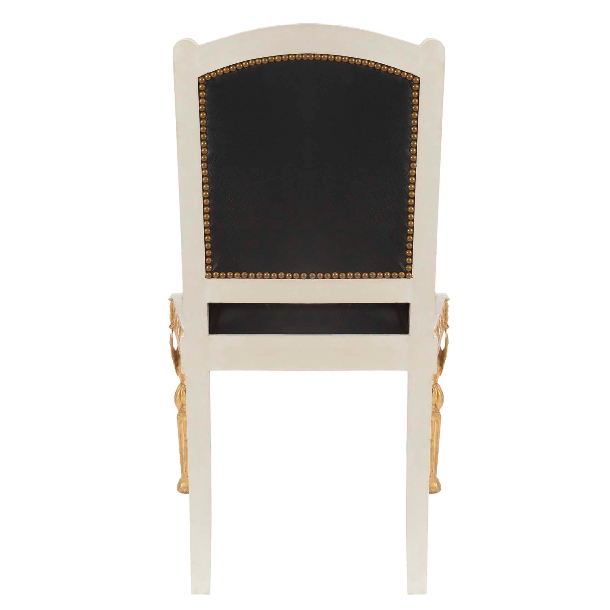 Satz von zwölf italienischen Esszimmerstühlen im neoklassischen Stil des 19. Jahrhunderts (Patiniert) im Angebot