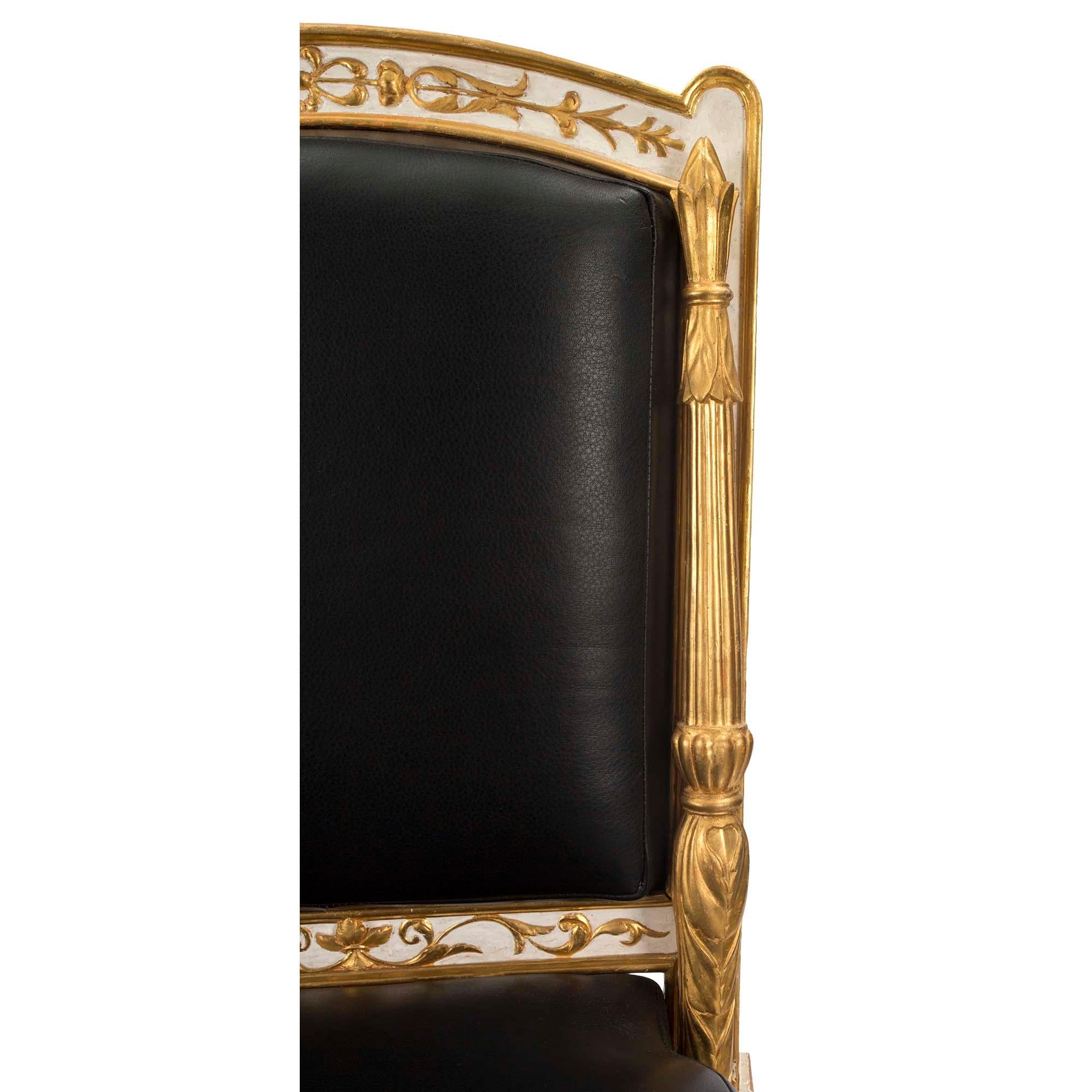 Satz von zwölf italienischen Esszimmerstühlen im neoklassischen Stil des 19. Jahrhunderts (Vergoldetes Holz) im Angebot