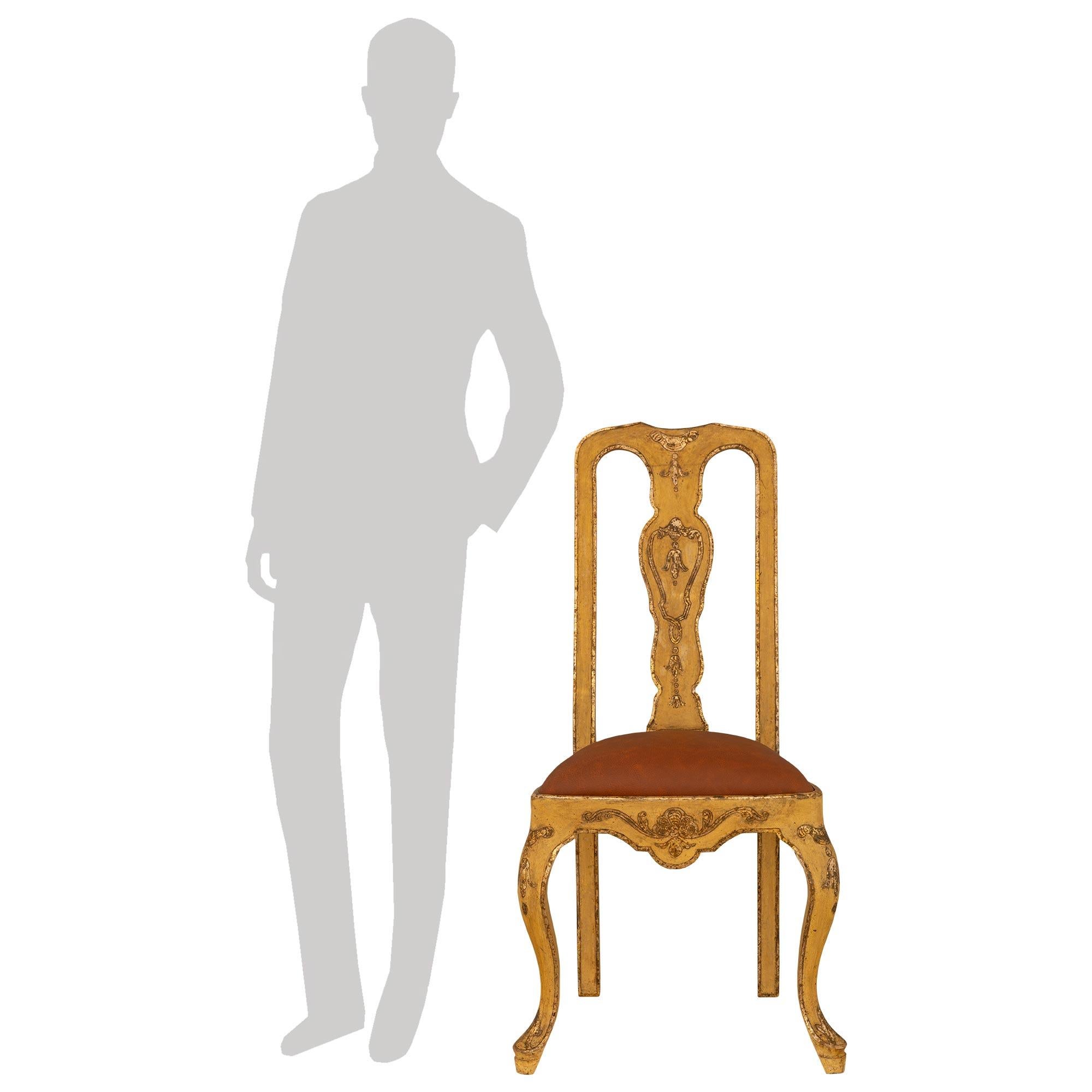 Un bel set finemente dettagliato di dodici sedie da pranzo rococò del XIX secolo, provenienti da Venezia. Patinato e Mecca, proveniente da Venezia. Ogni elegantissima sedia è sostenuta da due gambe anteriori a cabriole con dettagli a foglie d'acanto