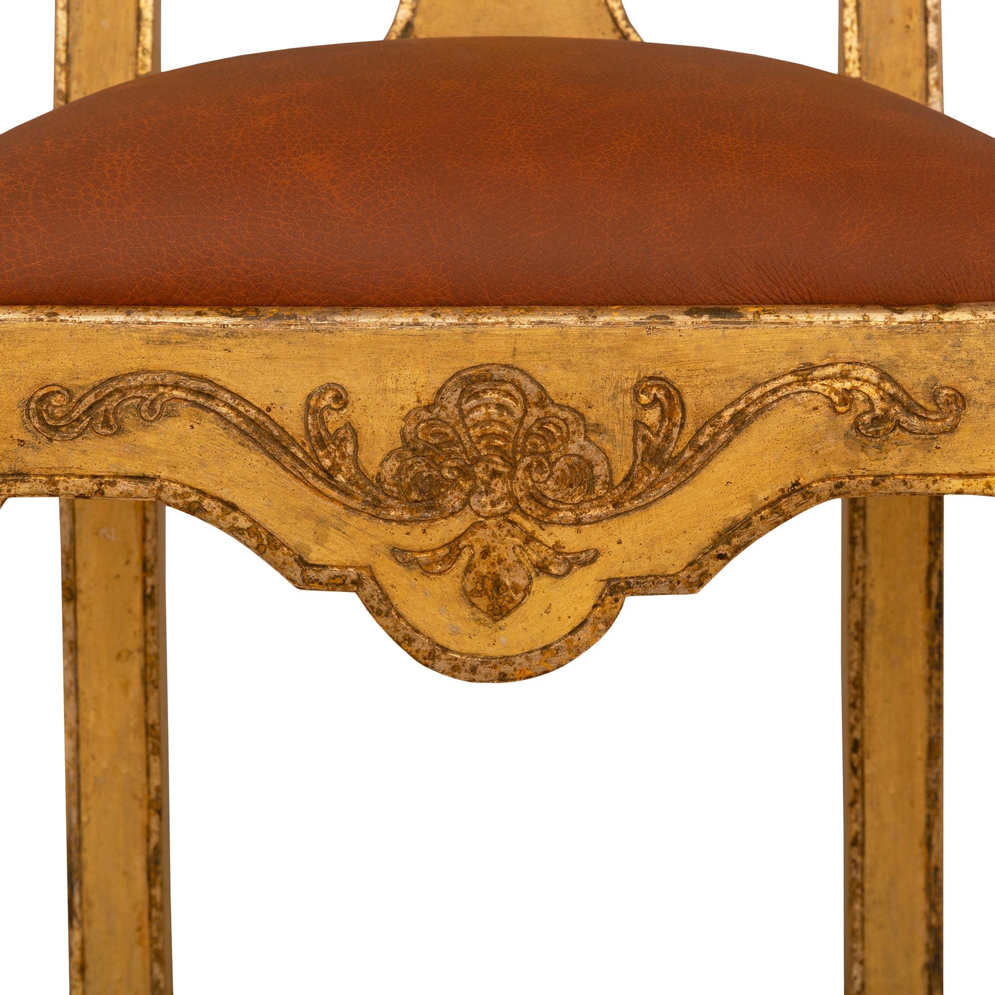 Ensemble de douze chaises de salle à manger italiennes Rococo du 19ème siècle, patinées et Mecca en vente 1