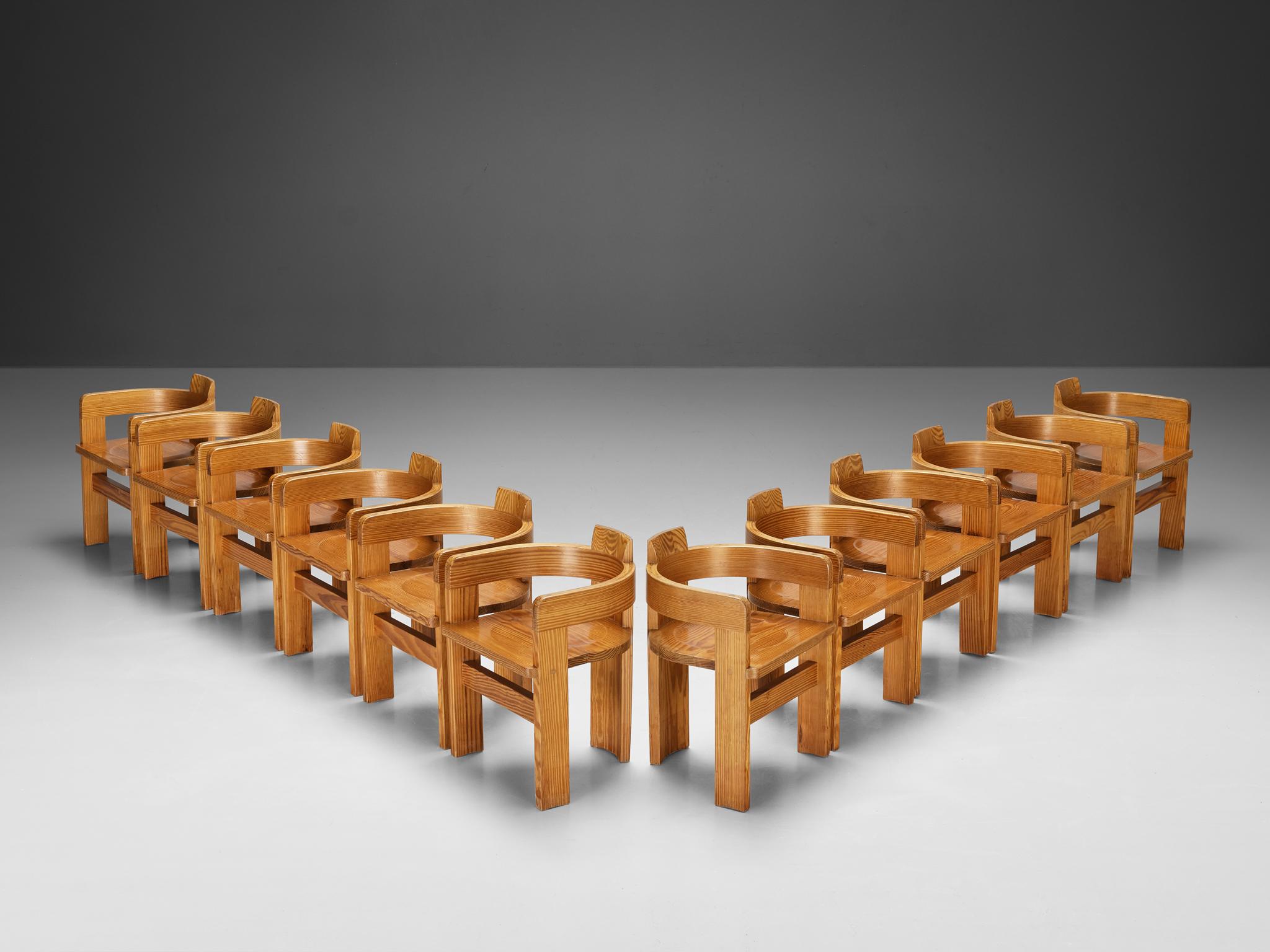 Ensemble de douze chaises de salle à manger en bois de cyprès, Italie, années 1970

Cet ensemble de grands fauteuils embrasse un design architectural impressionnant avec des contours arrondis et des lignes substantielles. Bien qu'elle s'inspire de