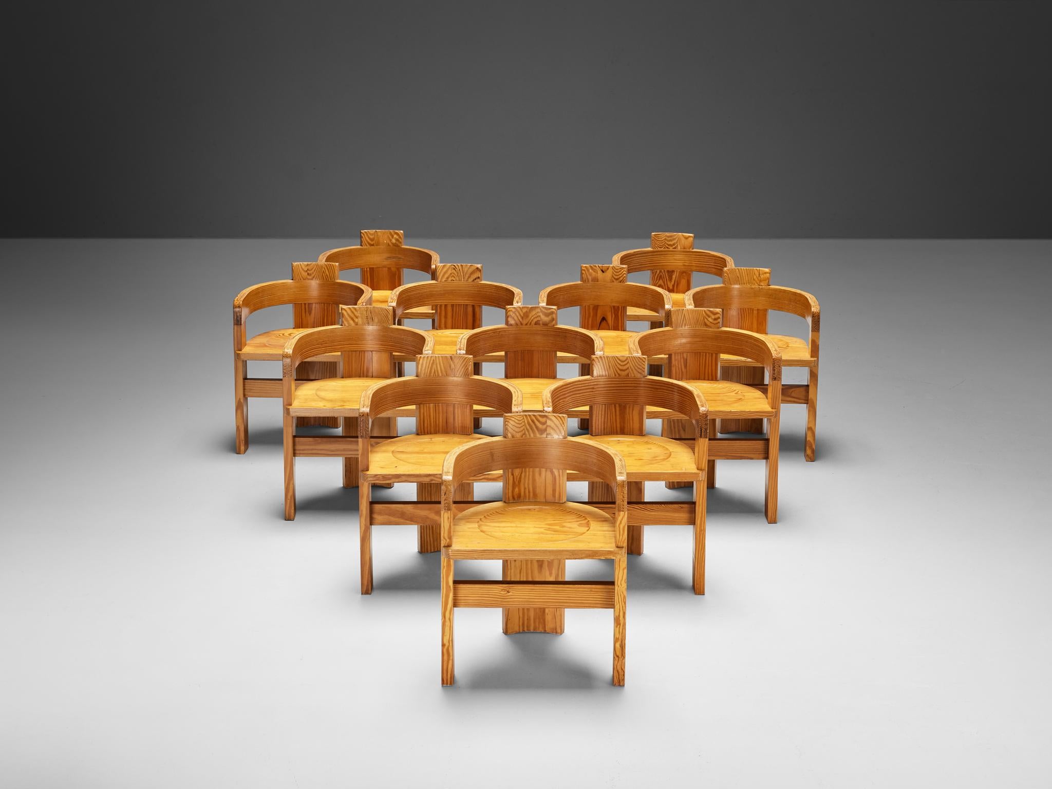 Ensemble de douze fauteuils architecturaux italiens en bois de cyprès en vente 3