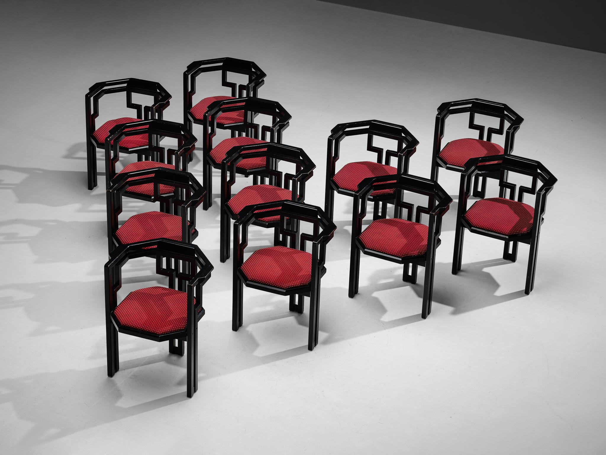 Set aus zwölf italienischen Esszimmerstühlen aus Eiche und lebhaft roter Polsterung  im Angebot 5