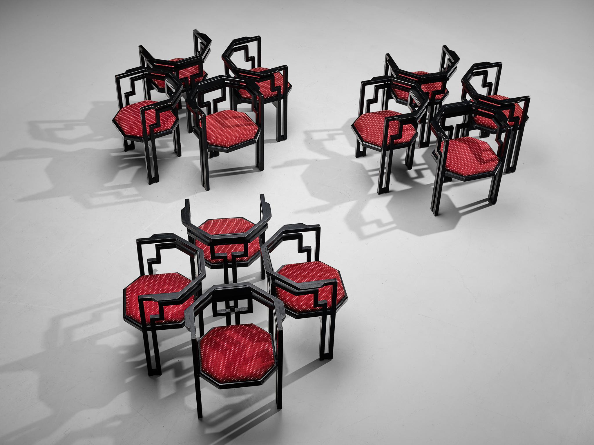 Fin du 20e siècle Ensemble de douze chaises de salle à manger italiennes en chêne et tissu rouge vif  en vente