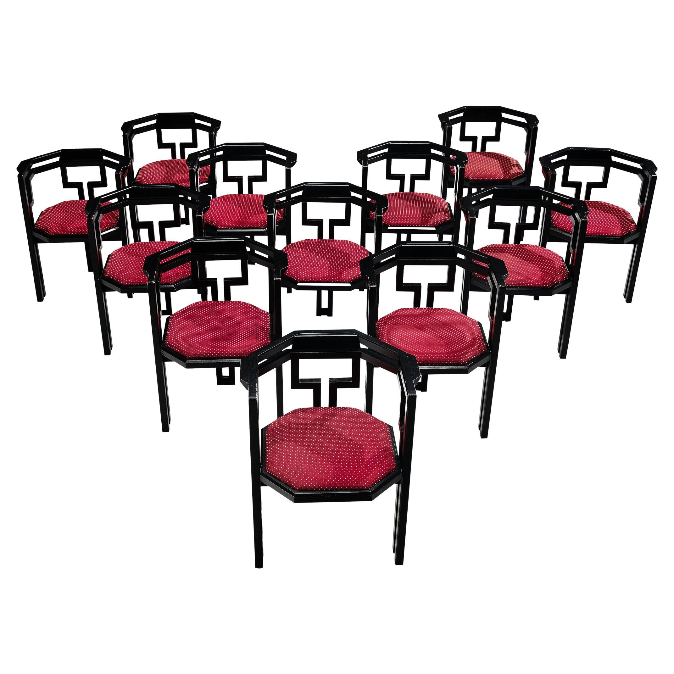 Ensemble de douze chaises de salle à manger italiennes en chêne et tissu rouge vif 
