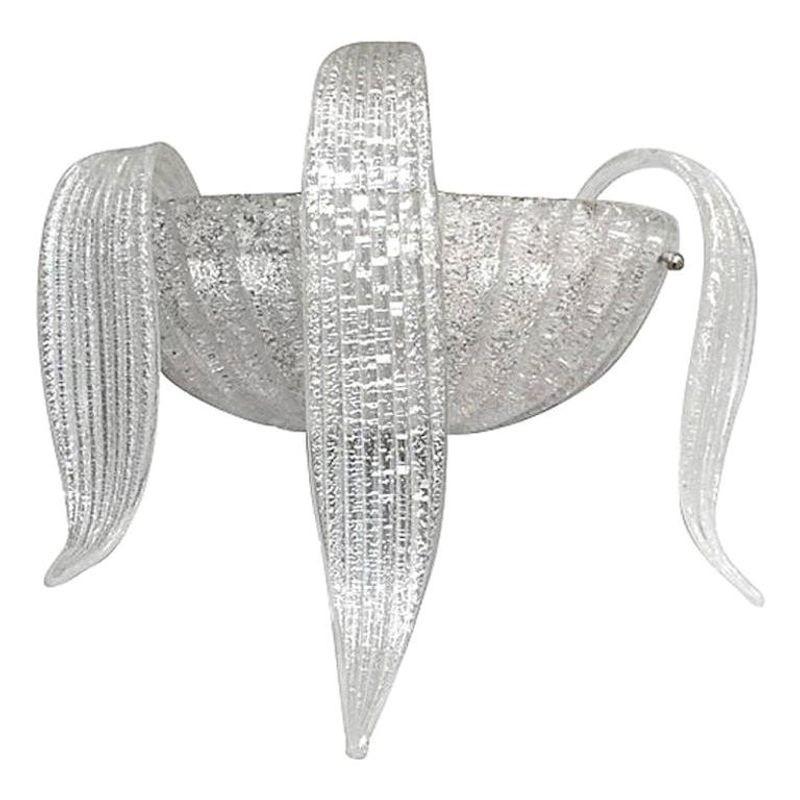 Ensemble de quatre appliques italiennes d'époque avec des verres de Murano transparents infusés de mouchetures d'argent soufflées à la main dans les feuilles courbes de l'abat-jour en demi-lune et un effet granuleux étonnant utilisant la technique