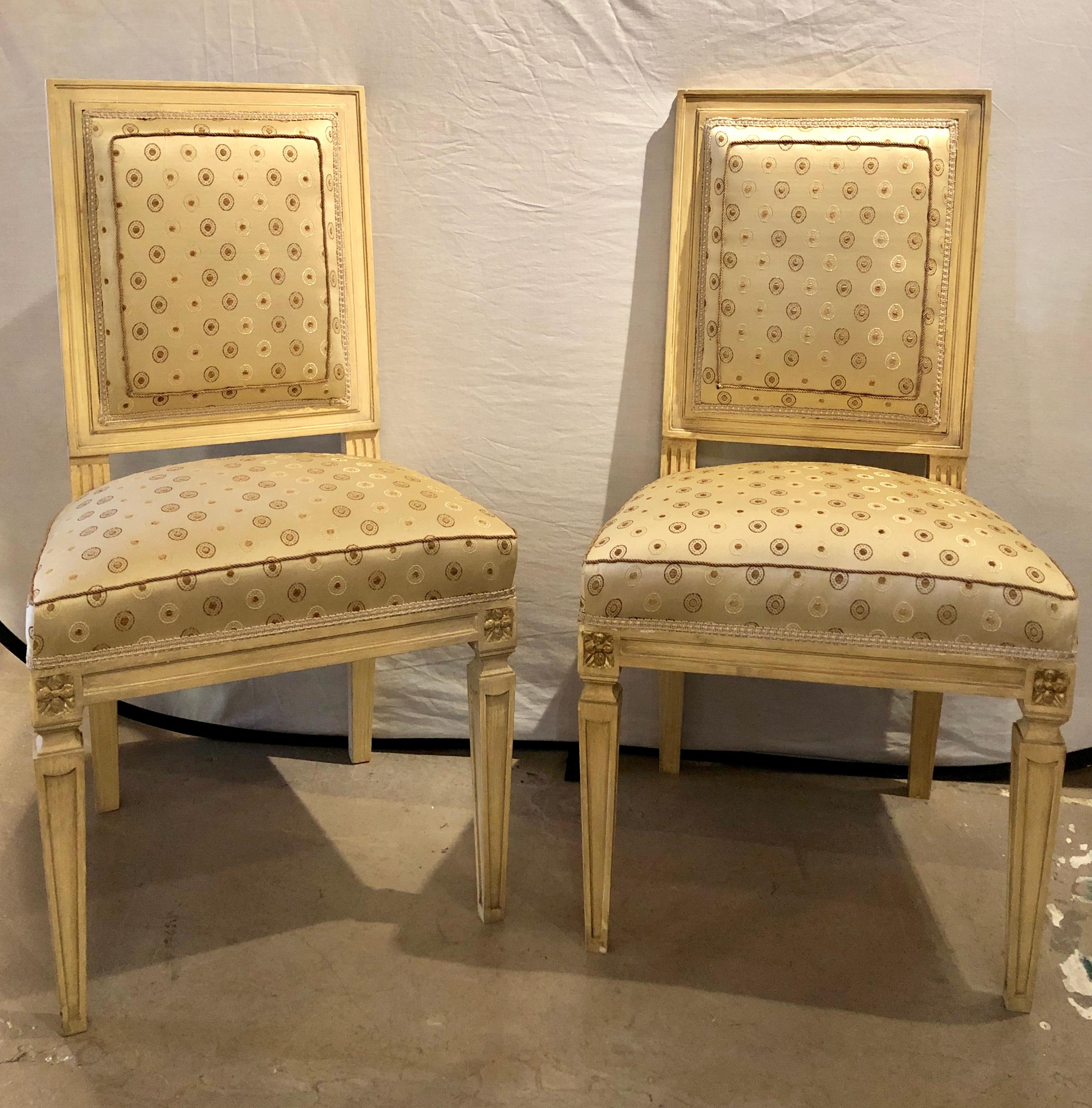 Satz von fünf lackierten und vergoldeten Esszimmerstühlen im Jansen-Stil im Louis XVI-Stil. Jeweils neu gepolstert, mit neuen Federn und Nähten. Das Set mit feinen, schlanken und sauberen Linien in einer leinenweißen Form aus Pergament-Kunstfarbe
