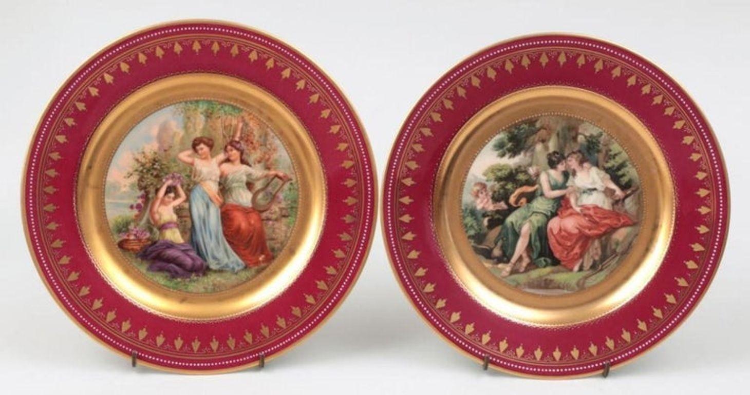 Conjunto de doce placas de retratos de la Viena Real de finales del siglo XIX con bordes carmesíes, cada una con una escena diferente, transfer con detalles pintados a mano, marcadas y tituladas en el verso, todas firmadas.