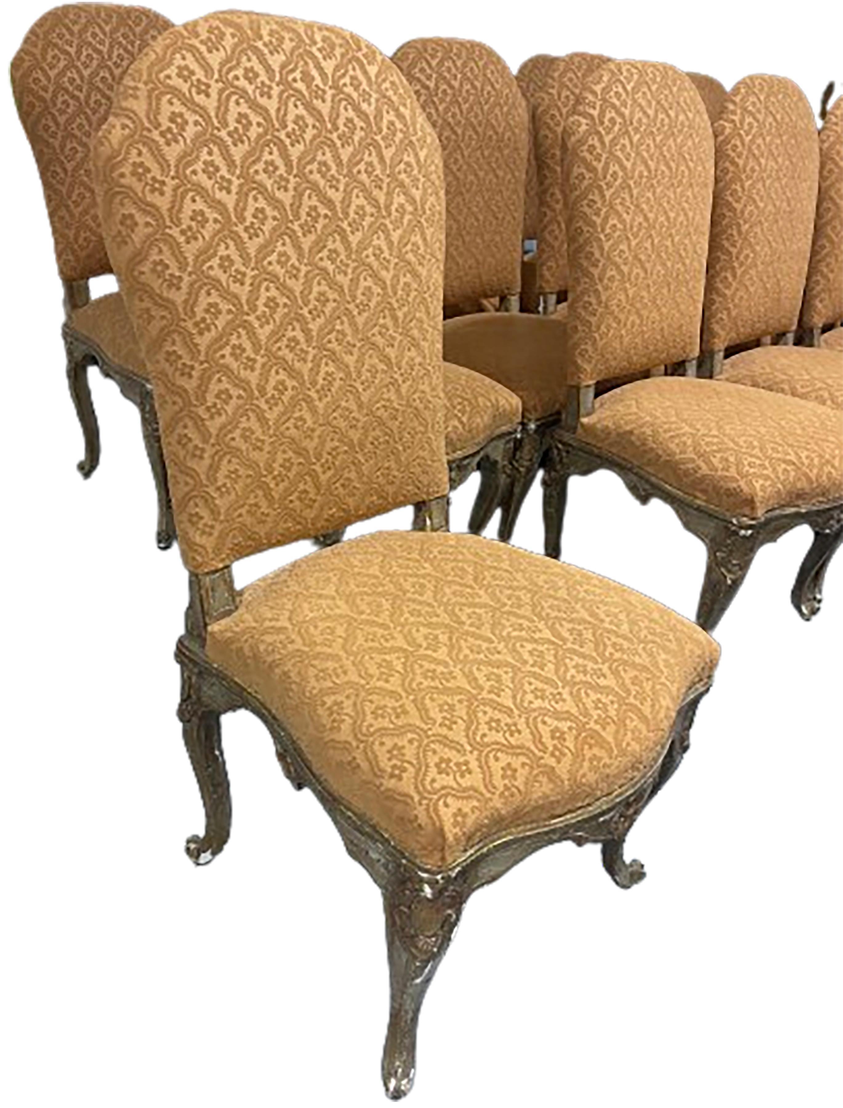 20ième siècle Ensemble de douze chaises de salle à manger de style Louis XV en vente