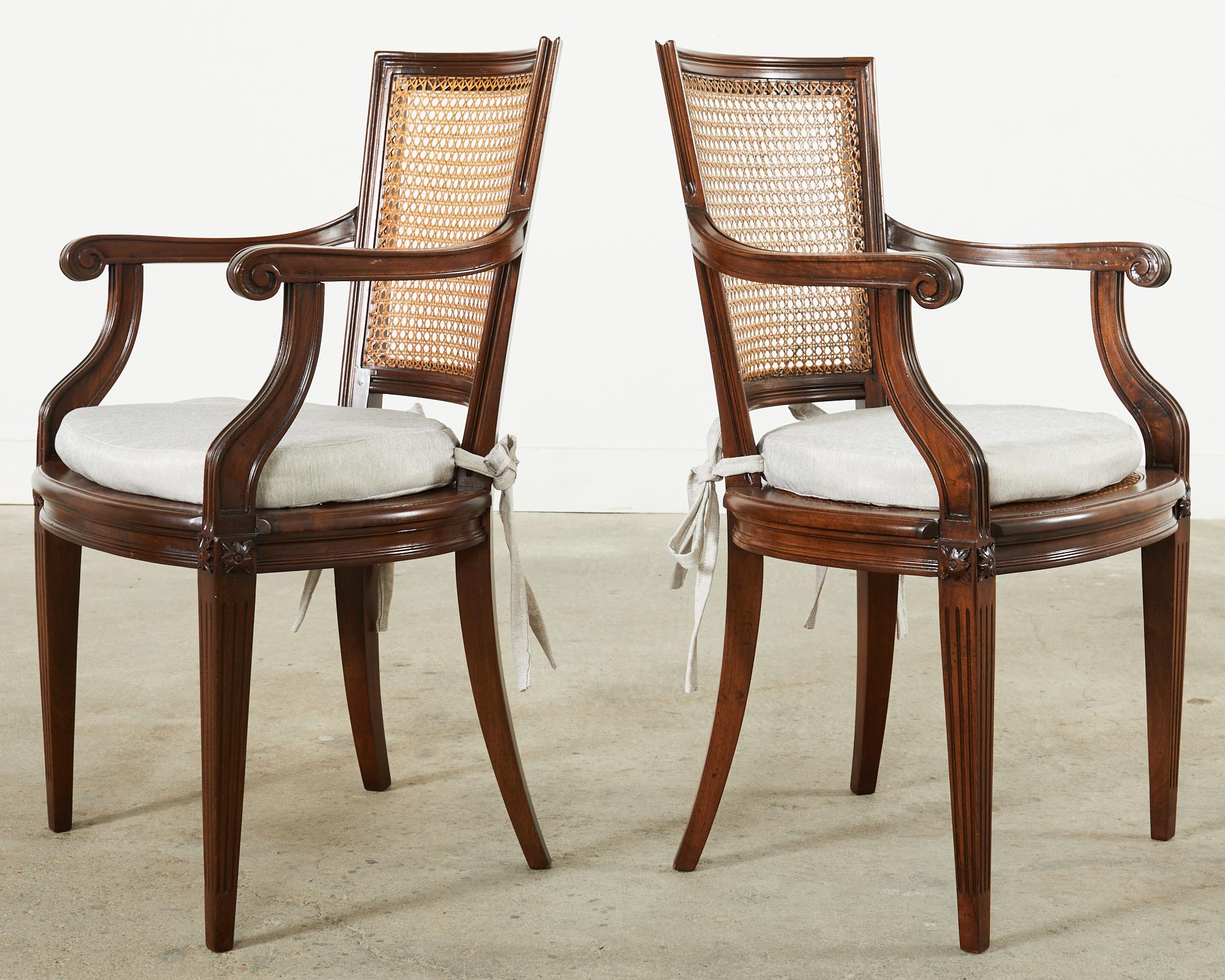 Satz von zwölf Mahagoni-Sesseln im Louis-XVI-Stil mit Rohrgeflecht  im Zustand „Gut“ in Rio Vista, CA
