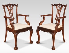 Satz von zwölf Mahagoni-Esszimmerstühlen im Chippendale-Stil