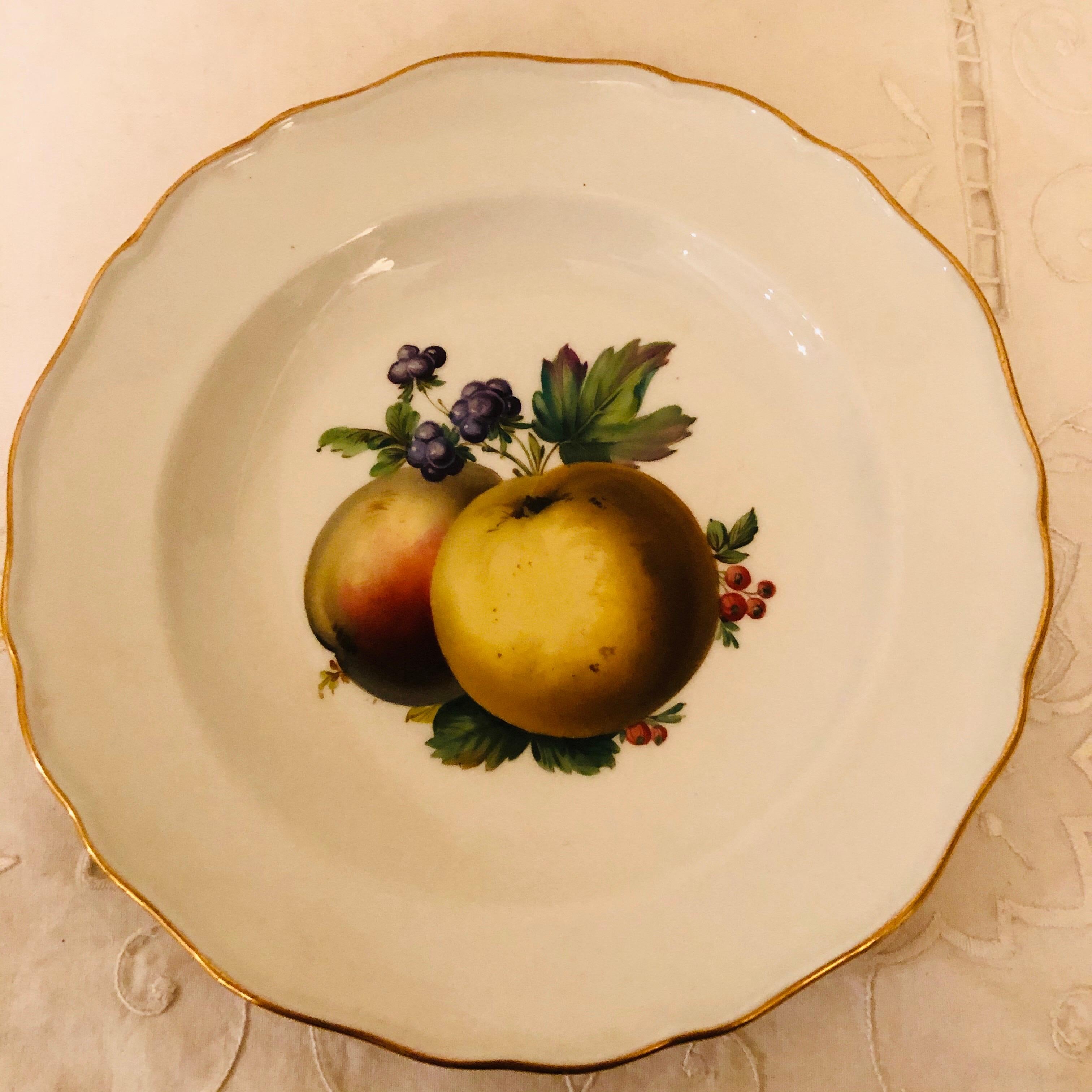 Ensemble de douze assiettes à dessert Meissen peintes de main de maître avec différents fruits en vente 2